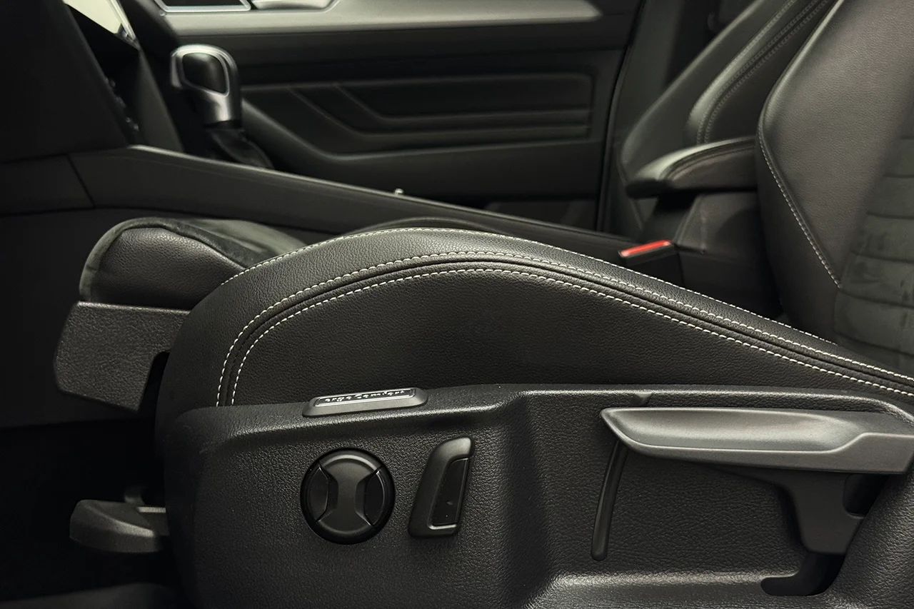 Volkswagen Passat SC GTE 1.4 TSI Läder/Alcantara Navi Kamera Cockpit Värmare – bild 13 av 37