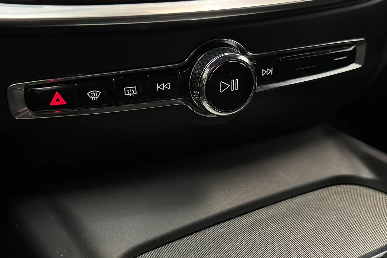 Volvo V60 D4 AWD Aut R-Design Pano Navi Värmare Delläder MOMS – bild 28 av 34