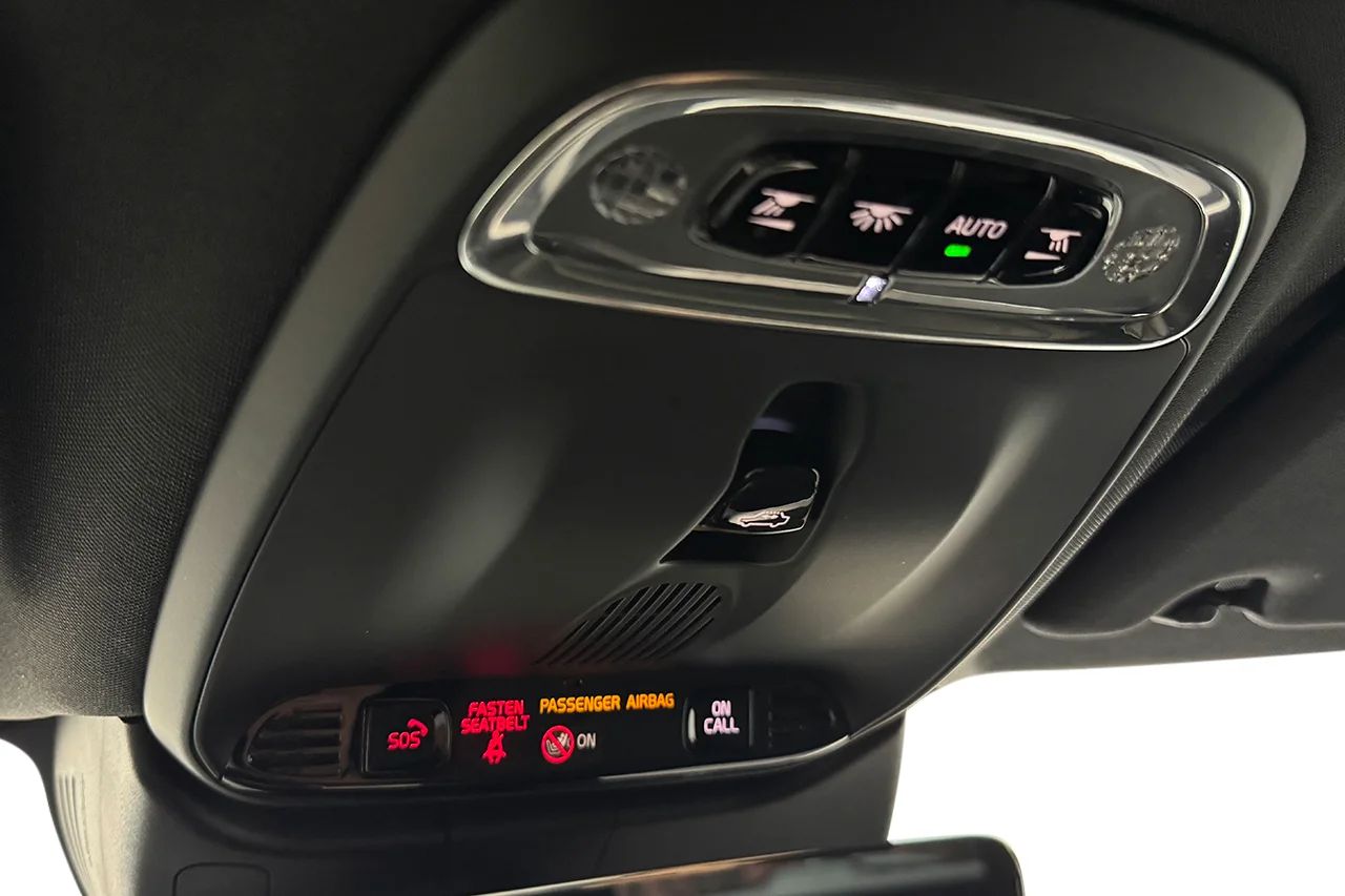 Volvo V60 D4 AWD Aut R-Design Pano Navi Värmare Delläder MOMS – bild 31 av 34