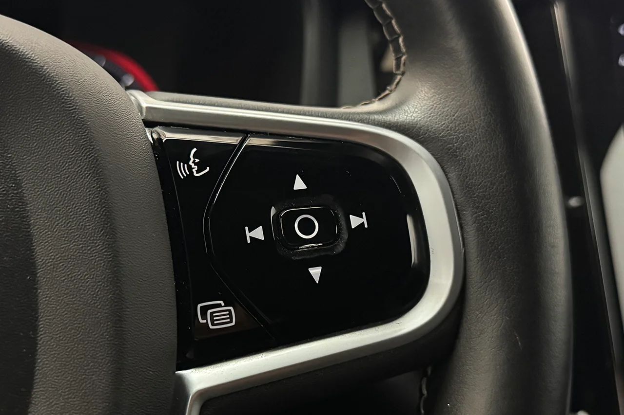 Volvo V60 D4 AWD Aut R-Design Pano Navi Värmare Delläder MOMS – bild 21 av 34