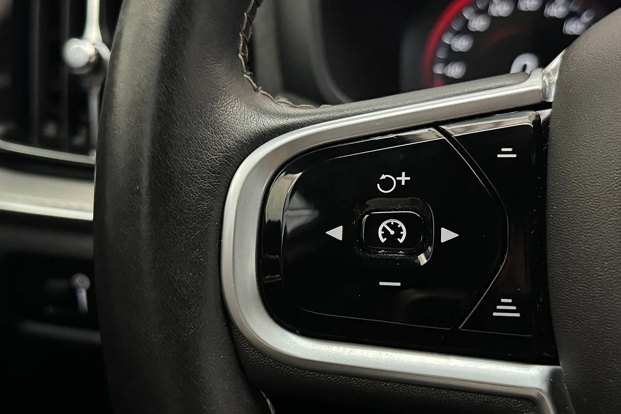 Volvo V60 D4 AWD Aut R-Design Pano Navi Värmare Delläder MOMS – bild 20 av 34