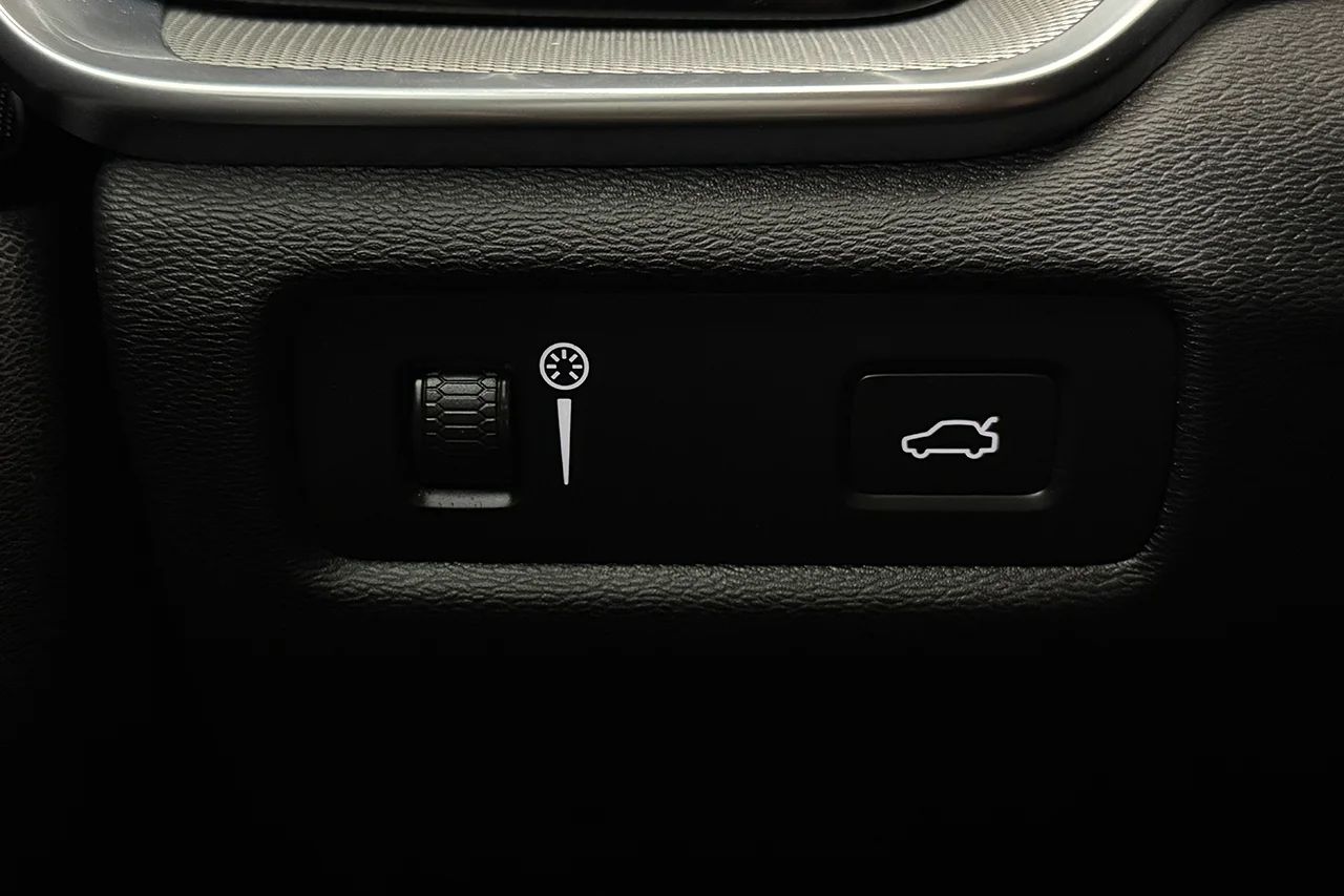 Volvo V60 D4 AWD Aut R-Design Pano Navi Värmare Delläder MOMS – bild 32 av 34
