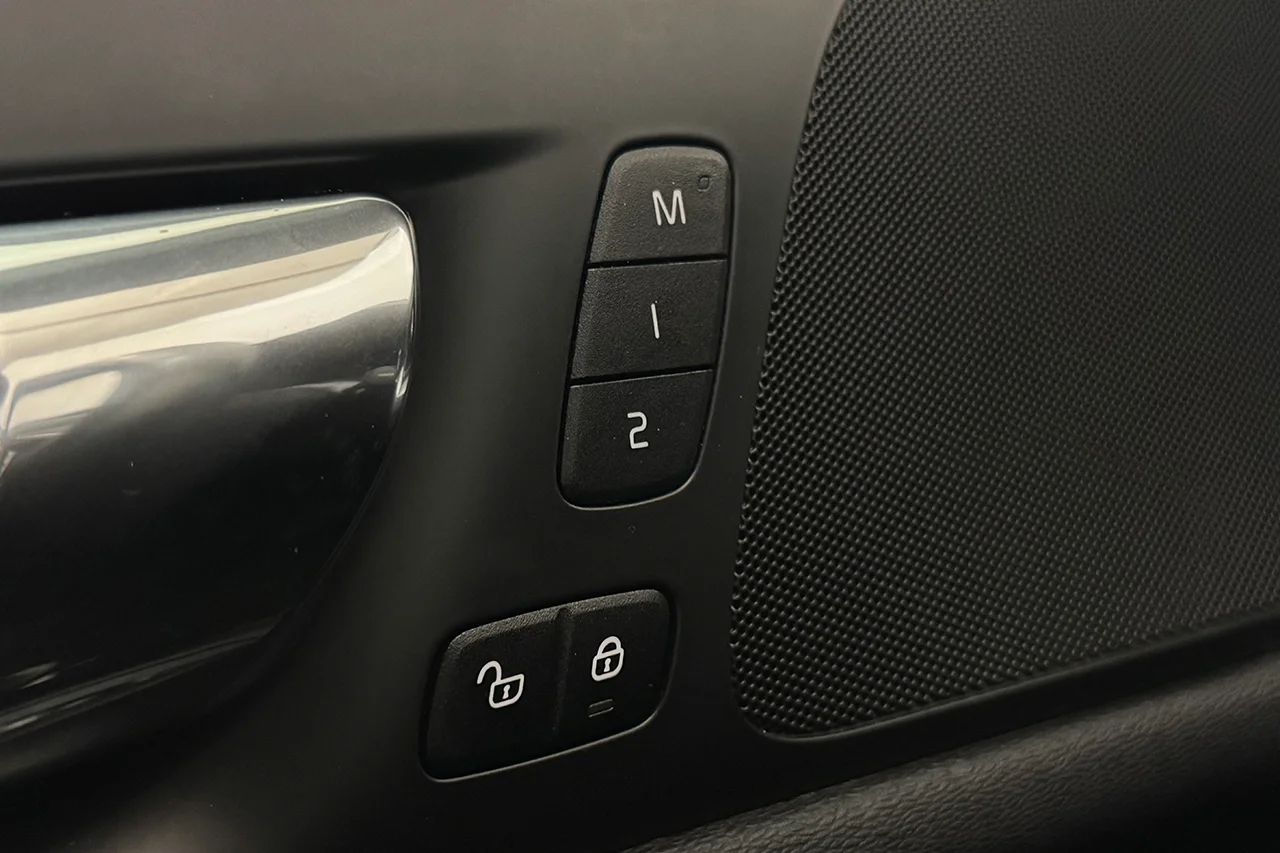 Volvo V60 D4 AWD Aut R-Design Pano Navi Värmare Delläder MOMS – bild 14 av 34