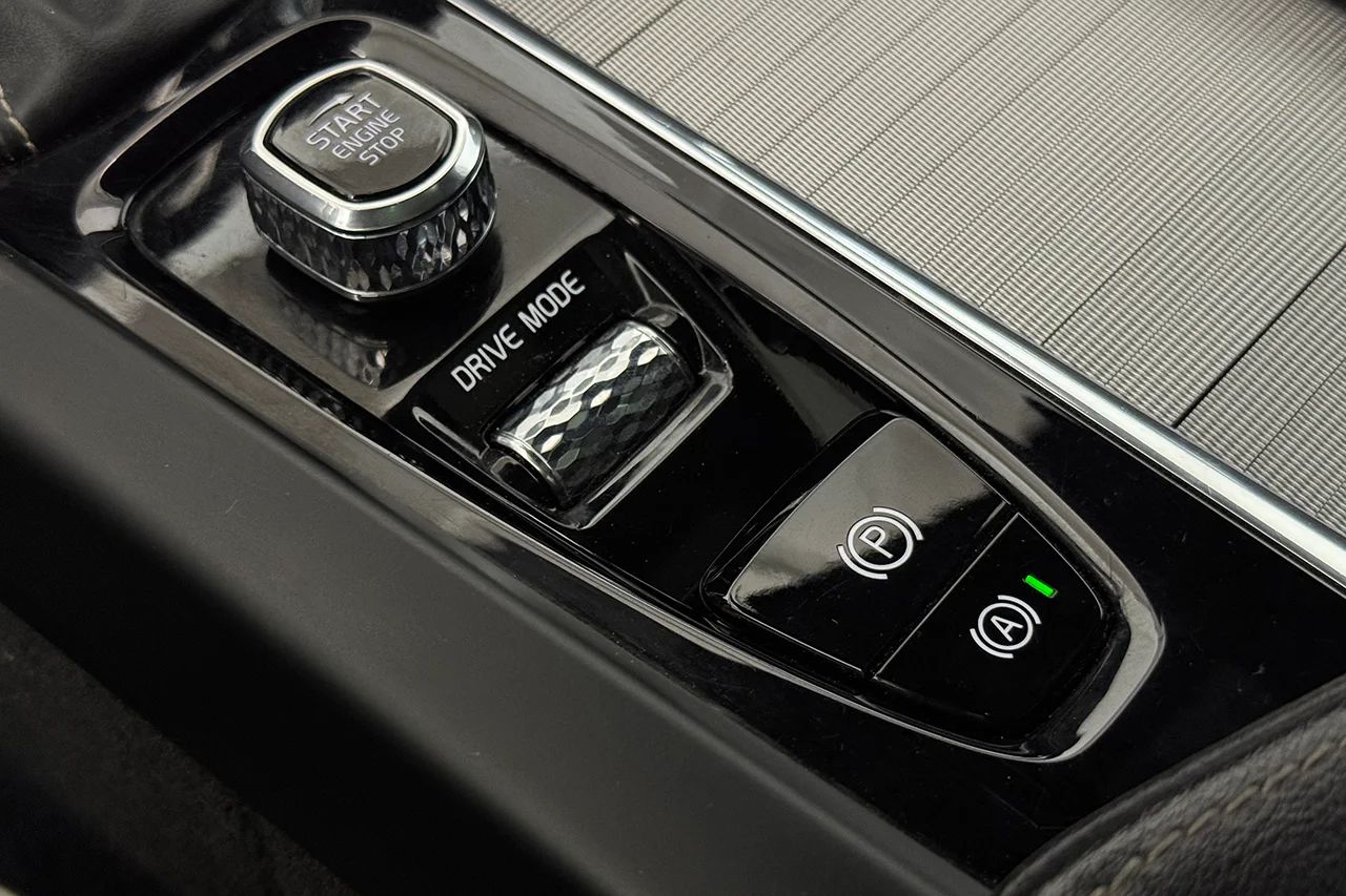 Volvo V60 D4 AWD Aut R-Design Pano Navi Värmare Delläder MOMS – bild 30 av 34