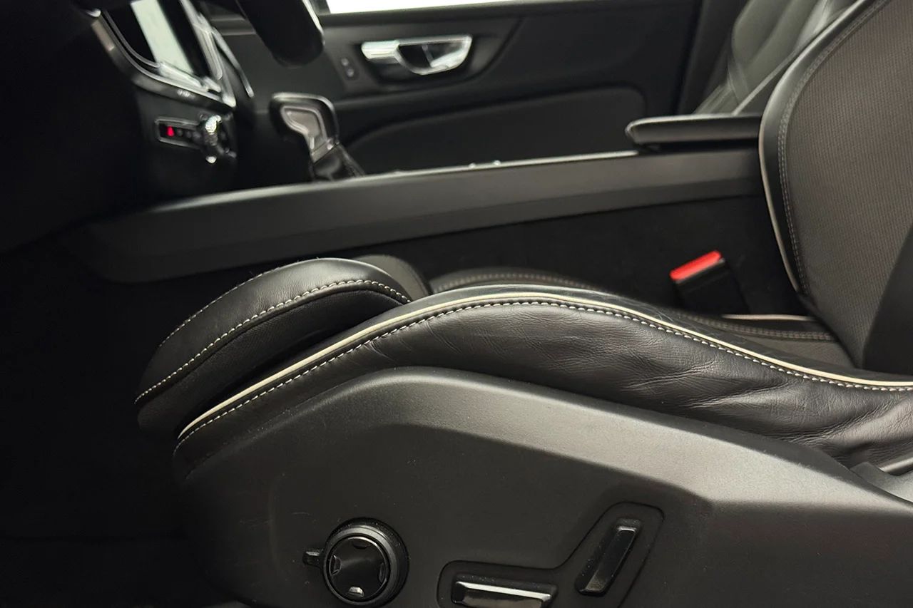 Volvo V60 D4 AWD Aut R-Design Pano Navi Värmare Delläder MOMS – bild 13 av 34