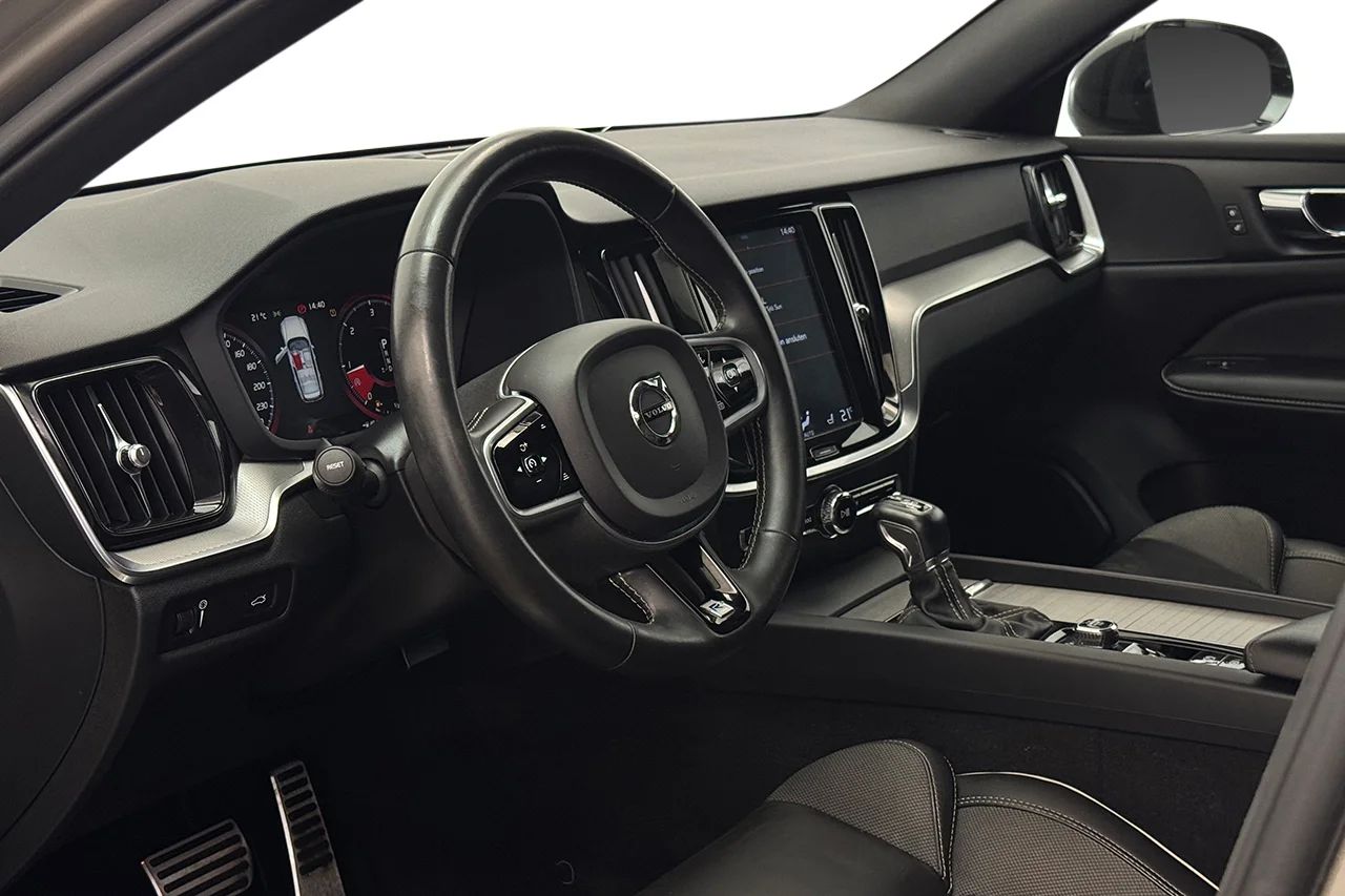 Volvo V60 D4 AWD Aut R-Design Pano Navi Värmare Delläder MOMS – bild 12 av 34