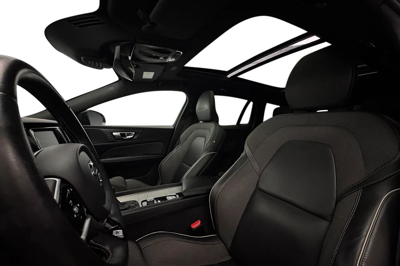 Volvo V60 D4 AWD Aut R-Design Pano Navi Värmare Delläder MOMS – bild 11 av 34