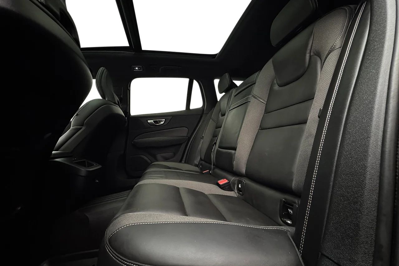 Volvo V60 D4 AWD Aut R-Design Pano Navi Värmare Delläder MOMS – bild 15 av 34