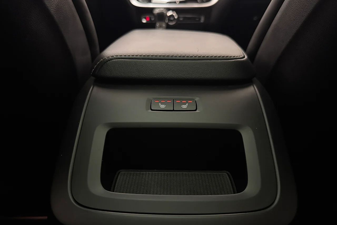 Volvo V60 D4 AWD Aut R-Design Pano Navi Värmare Delläder MOMS – bild 17 av 34