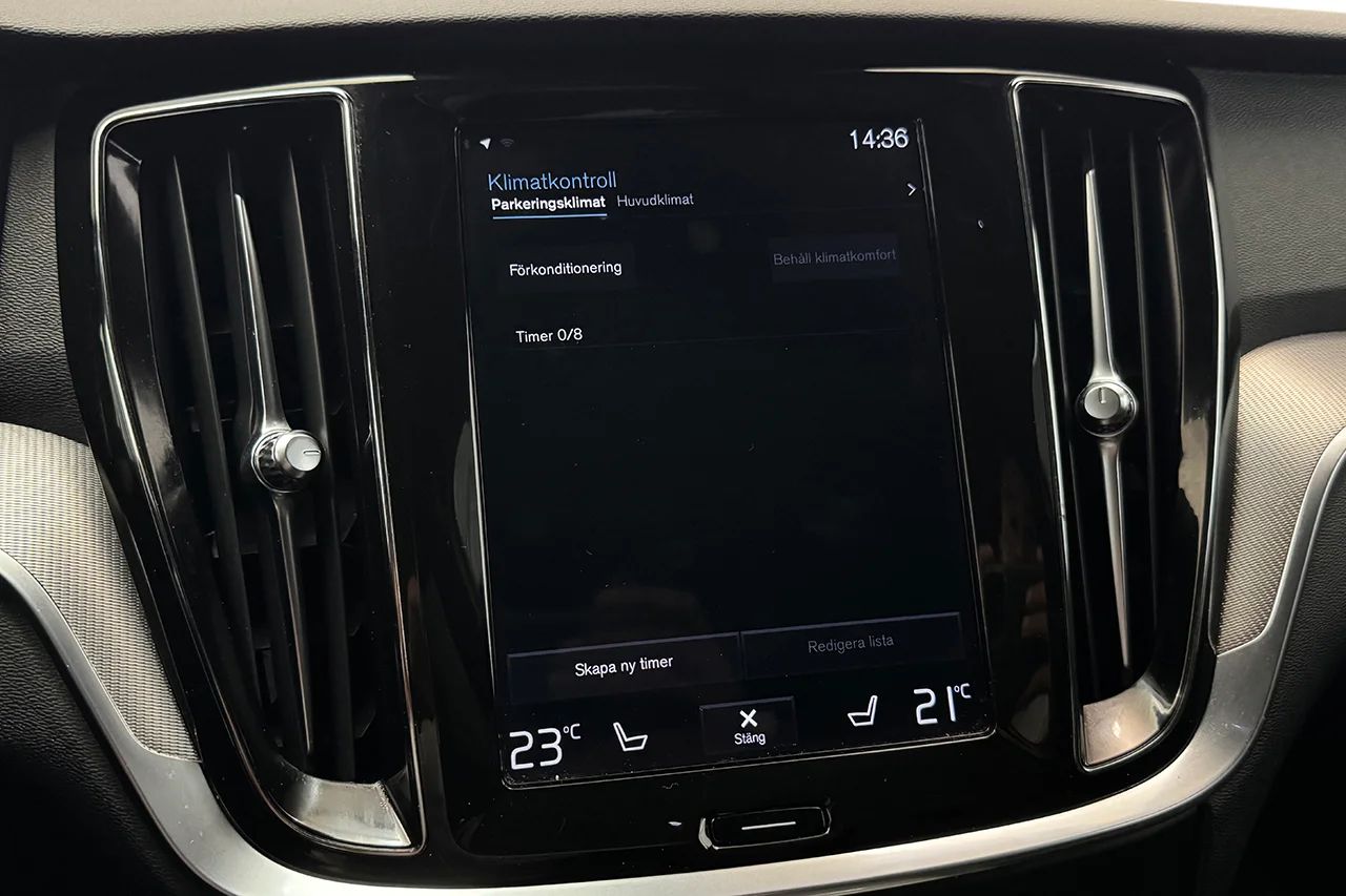 Volvo V60 D4 AWD Aut R-Design Pano Navi Värmare Delläder MOMS – bild 24 av 34