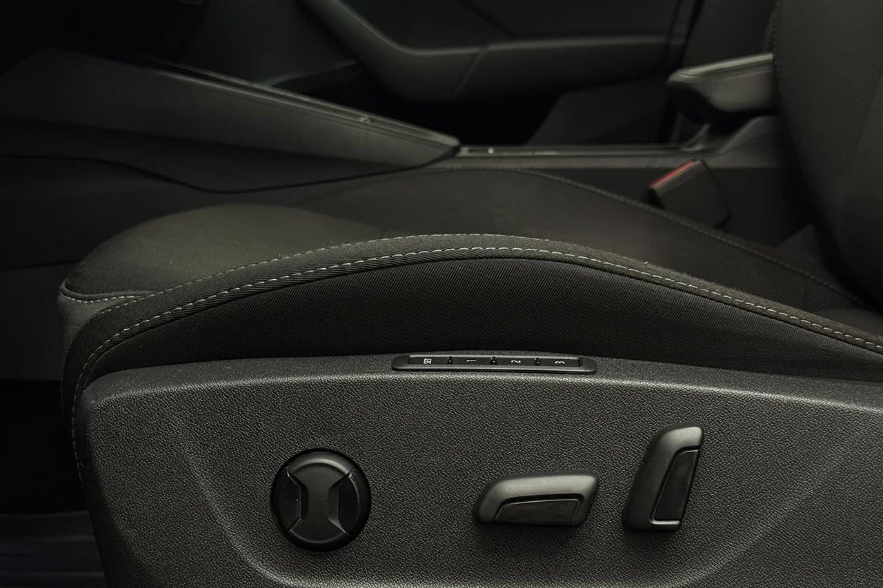 Skoda Octavia Kombi 2.0 TDI 4x4 Style Drag Kamera Cockpit Stolminne 200hk – bild 13 av 37
