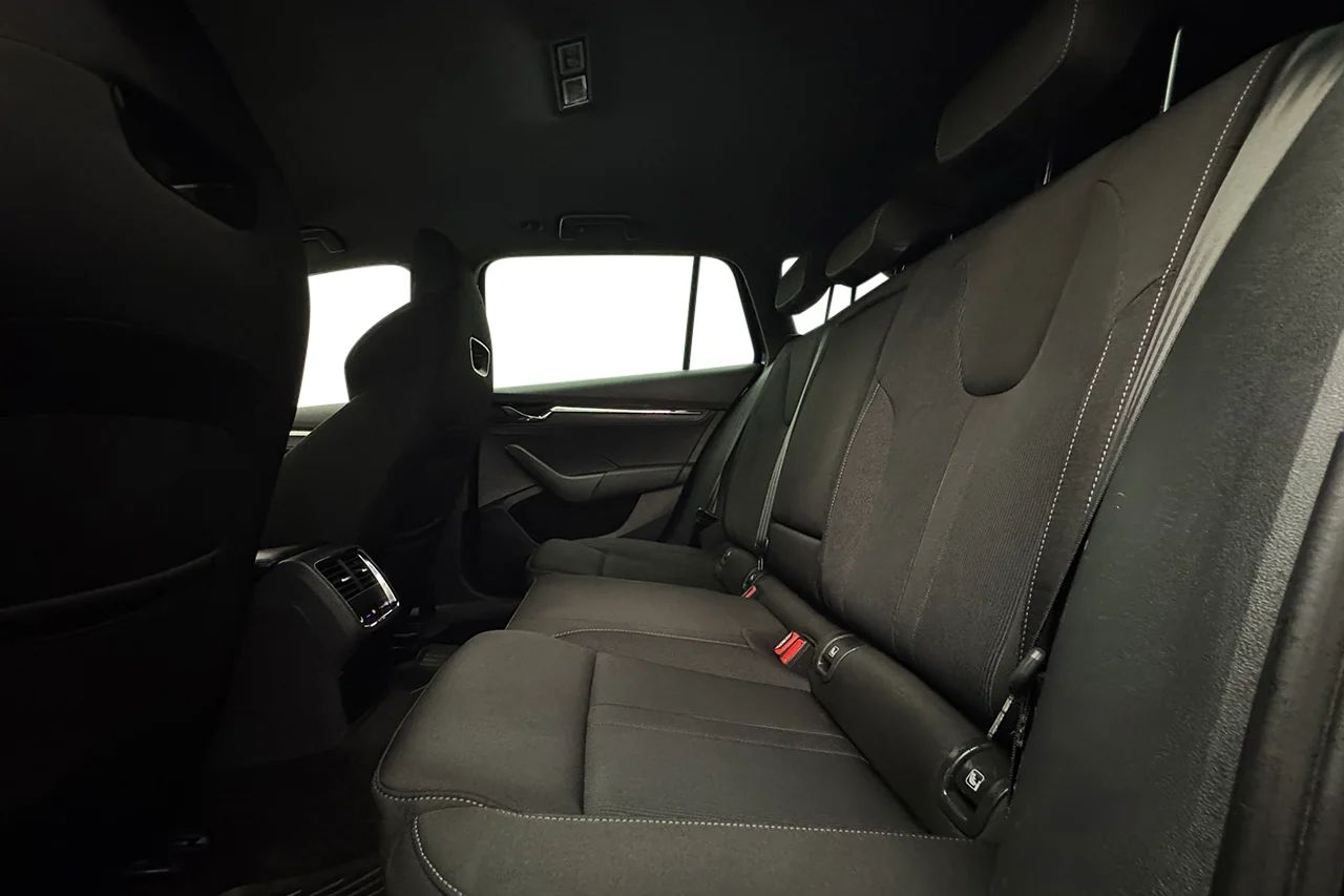 Skoda Octavia Kombi 2.0 TDI 4x4 Style Drag Kamera Cockpit Stolminne 200hk – bild 14 av 37