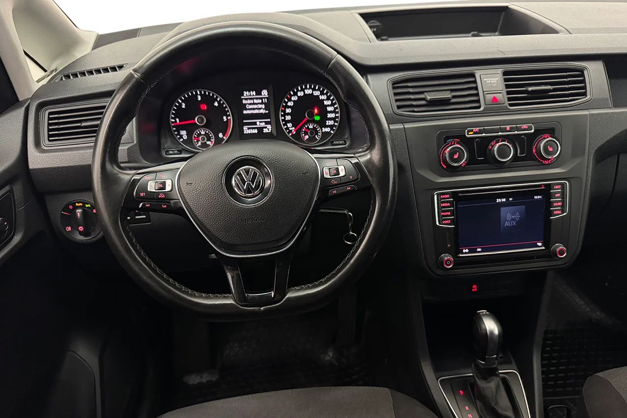 Volkswagen Caddy Skap 2.0 TDI Aut Drag Värmare P-Sens LED-ramp MOMS 102hk – bild 16 av 25