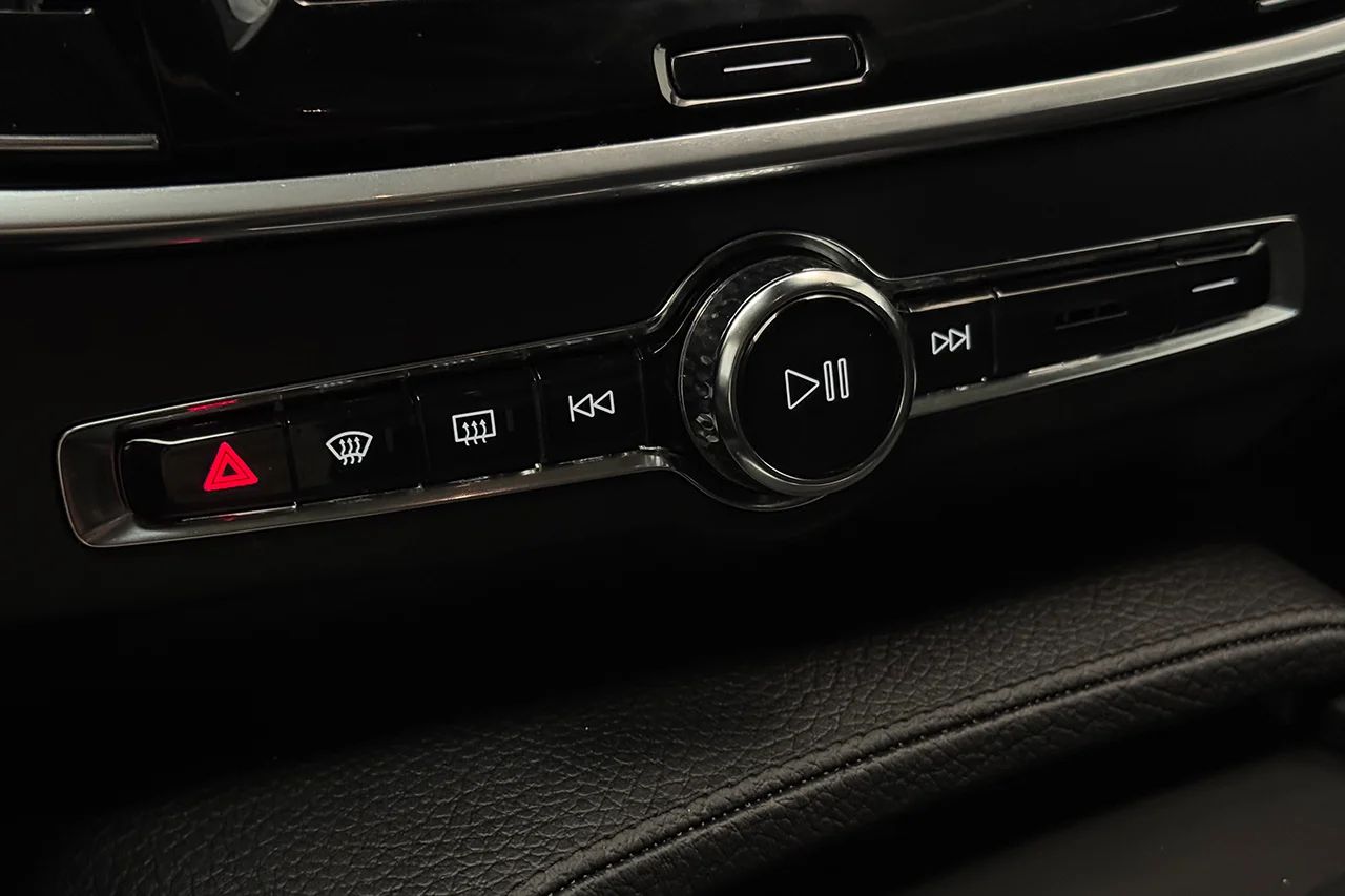 Volvo S90 T4 Aut Momentum Delläder Värmare Cockpit 190hk – bild 25 av 31
