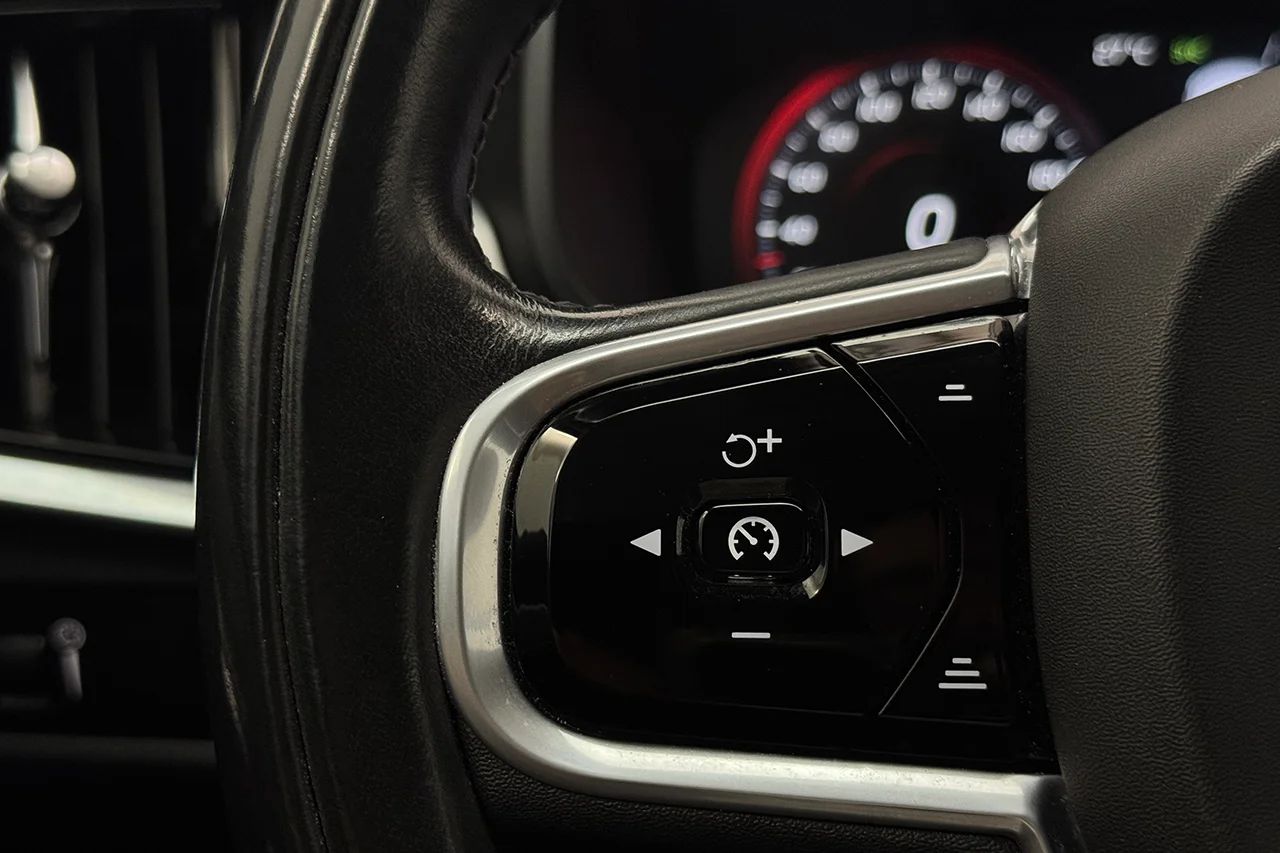 Volvo S90 T4 Aut Momentum Delläder Värmare Cockpit 190hk – bild 18 av 31