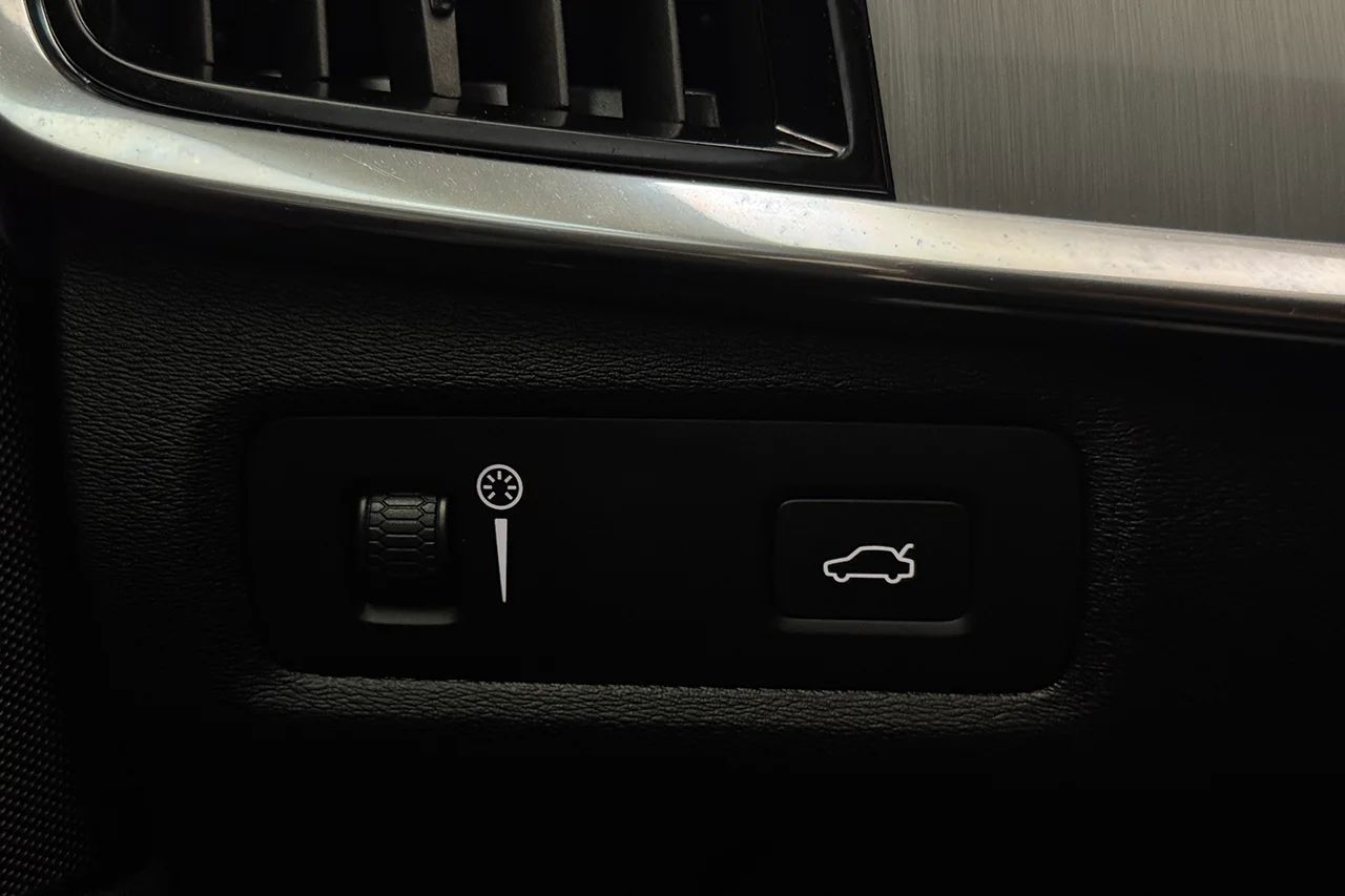 Volvo S90 T4 Aut Momentum Delläder Värmare Cockpit 190hk – bild 29 av 31