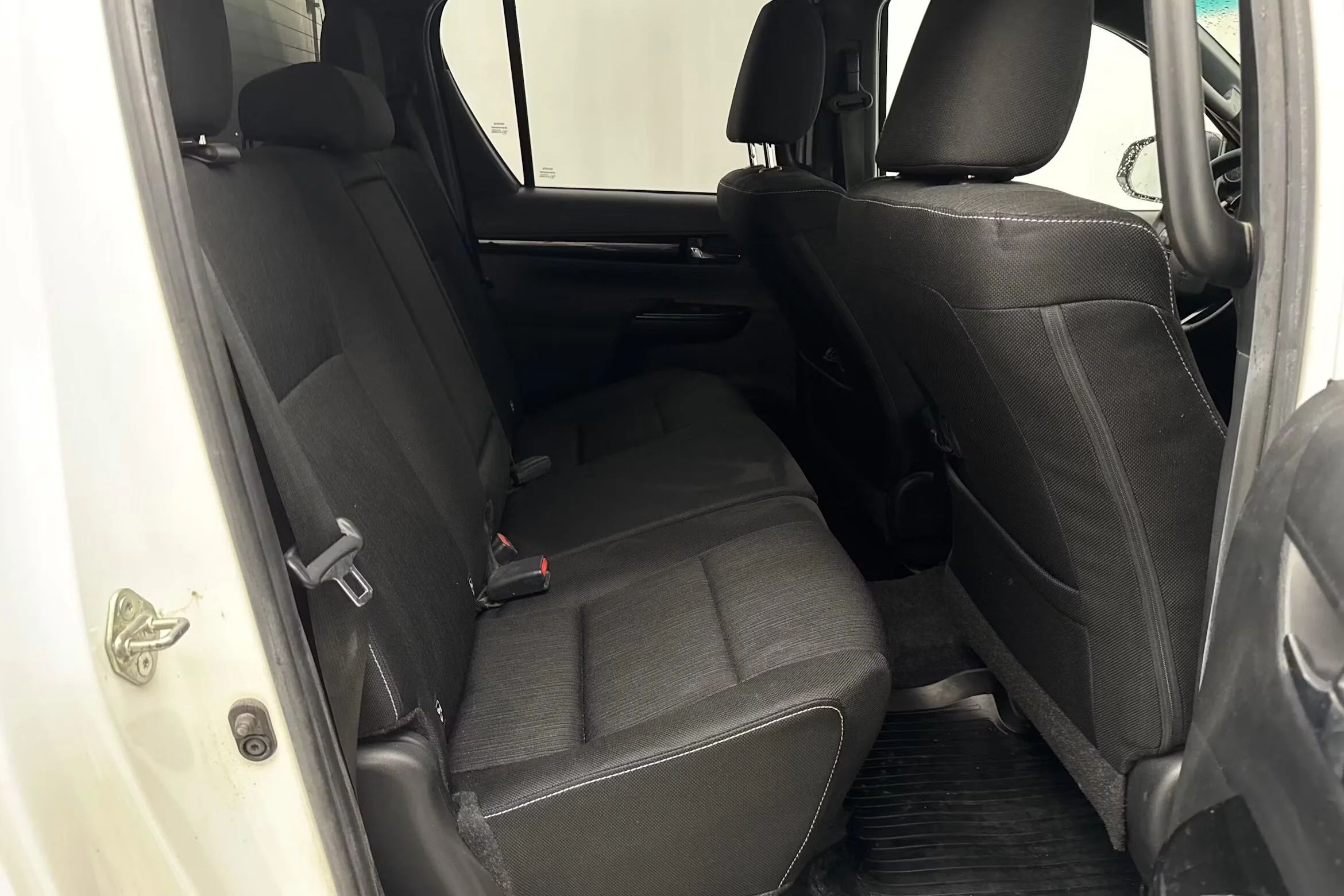 Toyota Hilux Dubbelhytt 2.4 AWD Aut Drag Kamera Värmare LED-ramper MOMS – bild 8 av 11