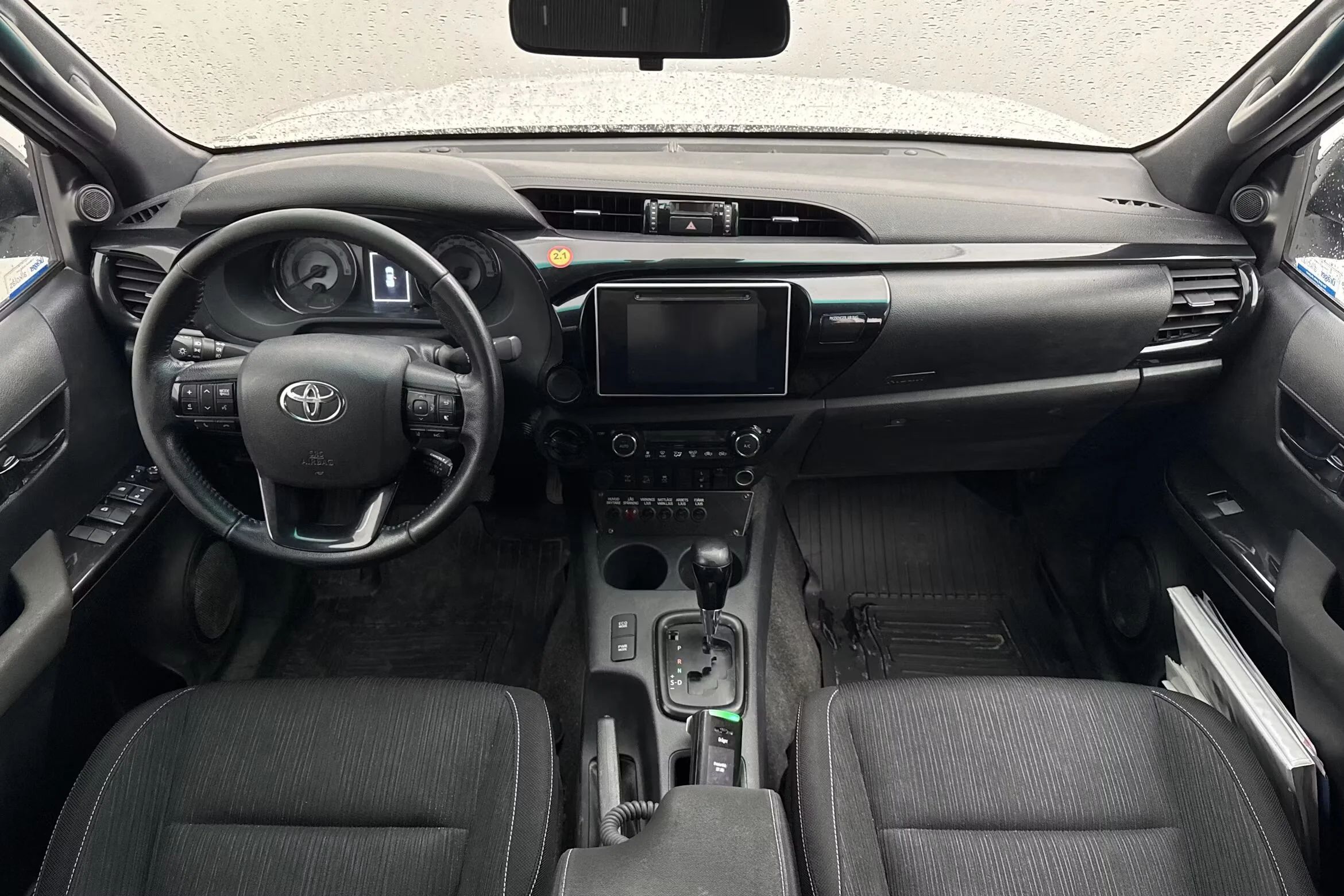 Toyota Hilux Dubbelhytt 2.4 AWD Aut Drag Kamera Värmare LED-ramper MOMS – bild 9 av 11