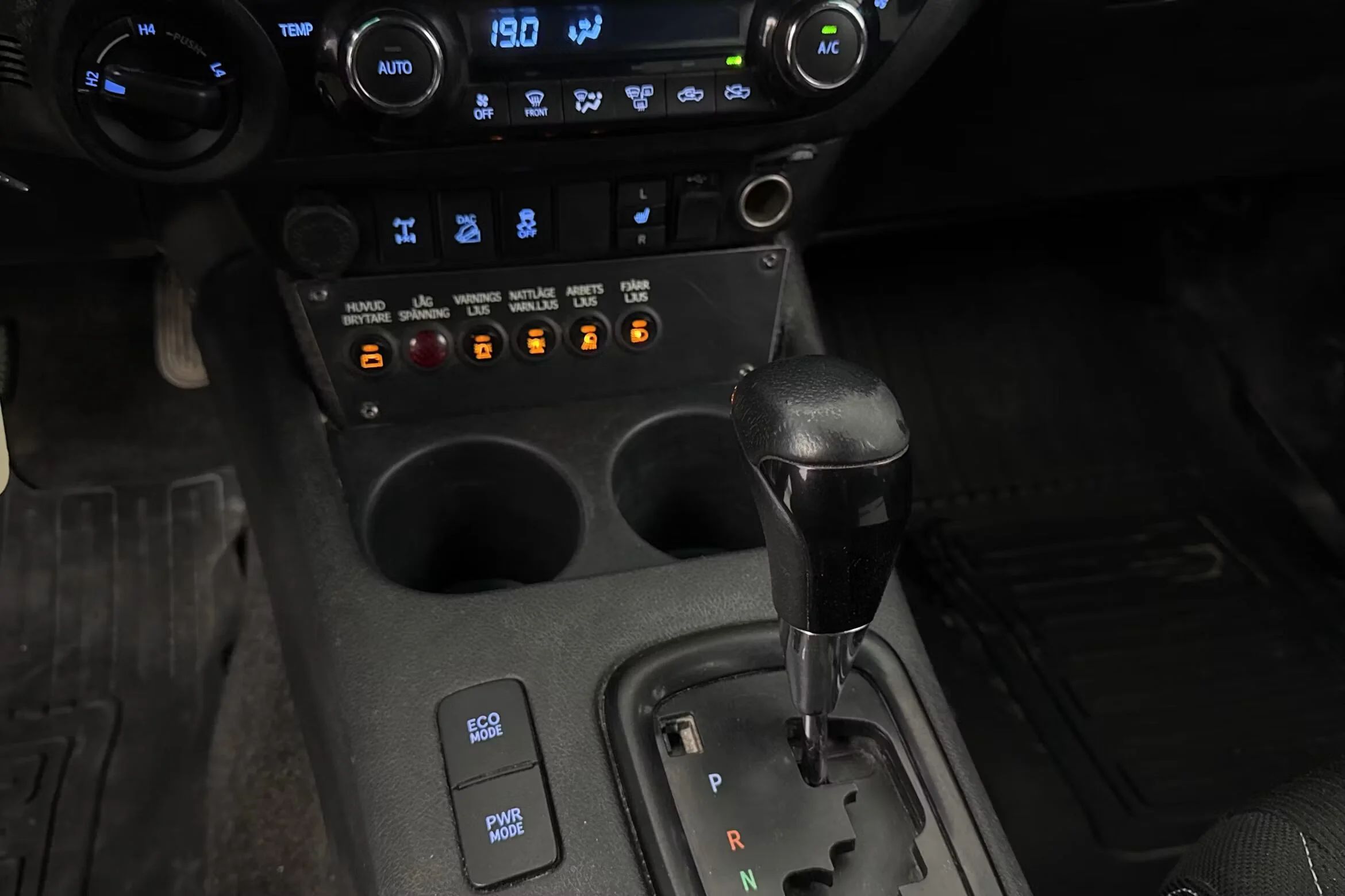Toyota Hilux Dubbelhytt 2.4 AWD Aut Drag Kamera Värmare LED-ramper MOMS – bild 11 av 11