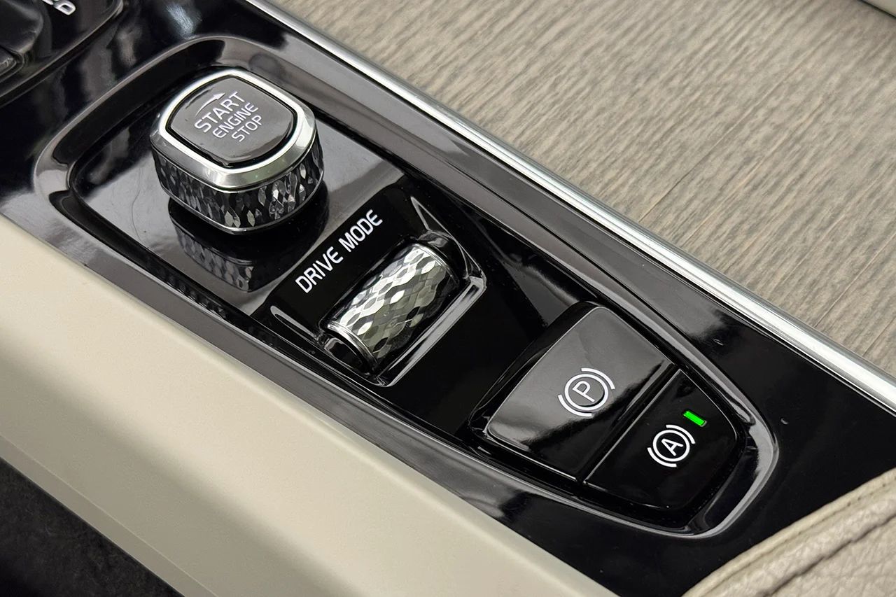 Volvo XC60 Recharge T6 AWD Inscription Drag Läder Pano HUD 360° BLIS Navi H/K – bild 35 av 37