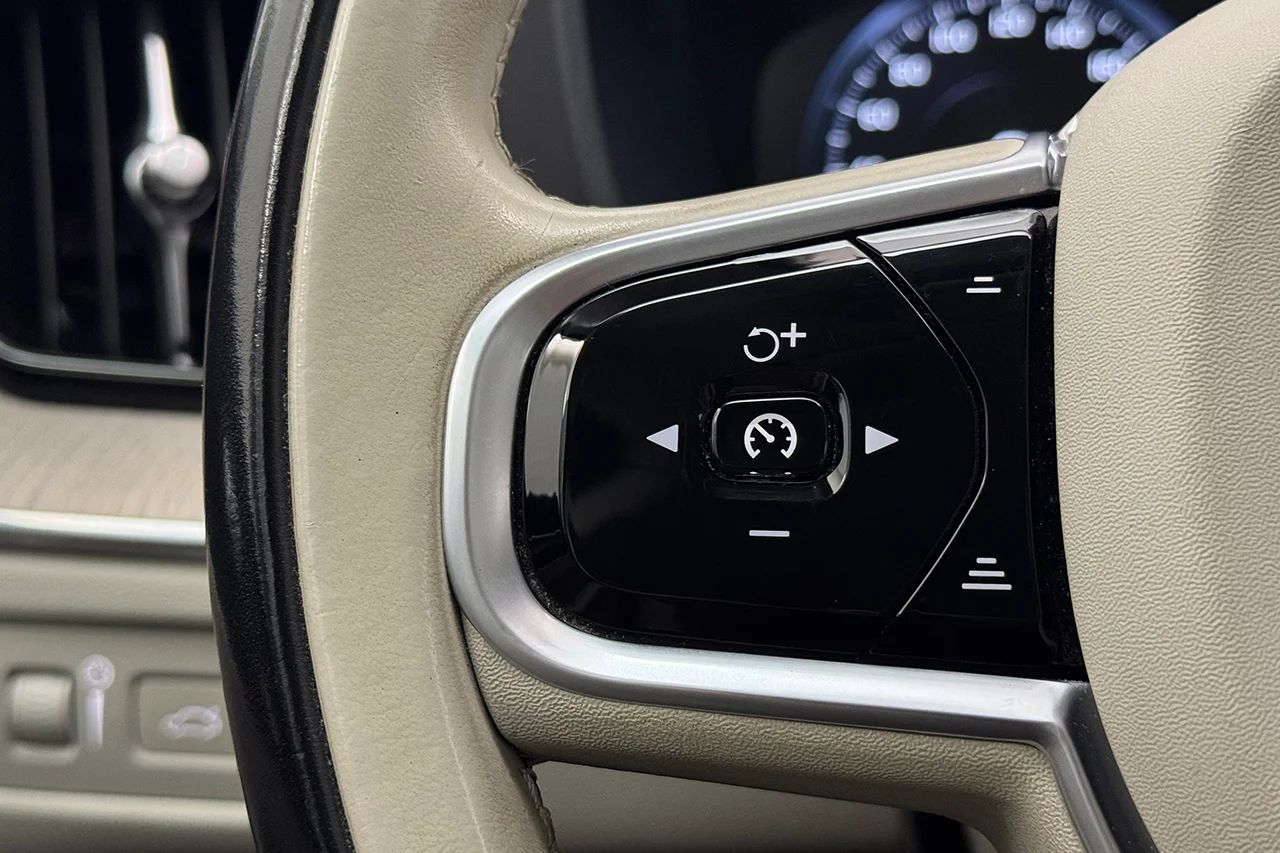 Volvo XC60 Recharge T6 AWD Inscription Drag Läder Pano HUD 360° BLIS Navi H/K – bild 21 av 37