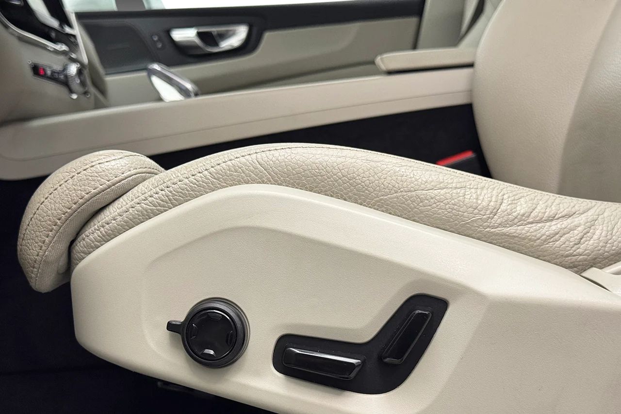 Volvo XC60 Recharge T6 AWD Inscription Drag Läder Pano HUD 360° BLIS Navi H/K – bild 13 av 37
