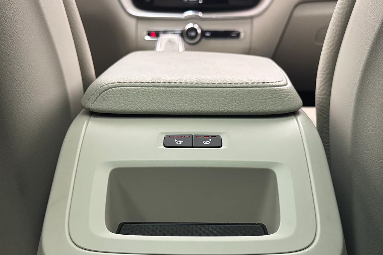 Volvo XC60 Recharge T6 AWD Inscription Drag Läder Pano HUD 360° BLIS Navi H/K – bild 17 av 37