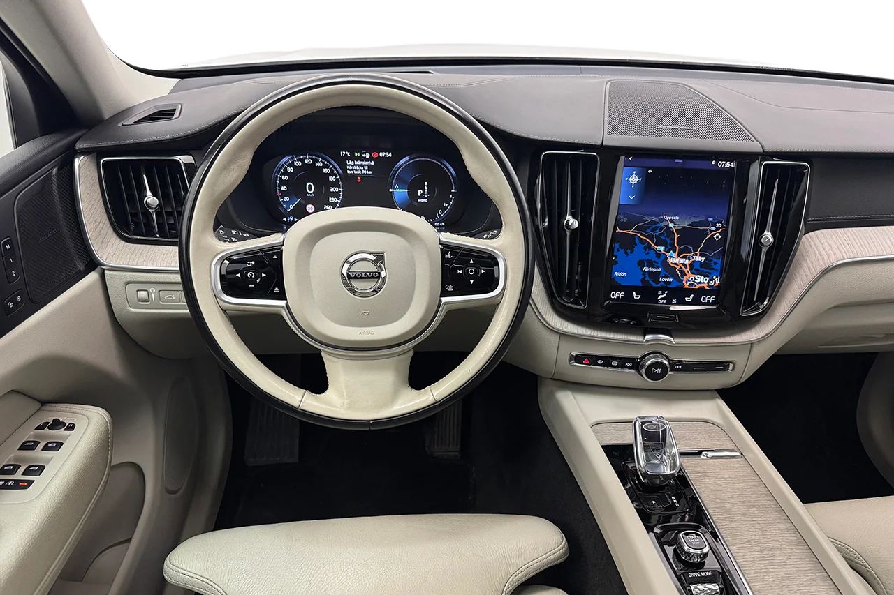 Volvo XC60 Recharge T6 AWD Inscription Drag Läder Pano HUD 360° BLIS Navi H/K – bild 20 av 37
