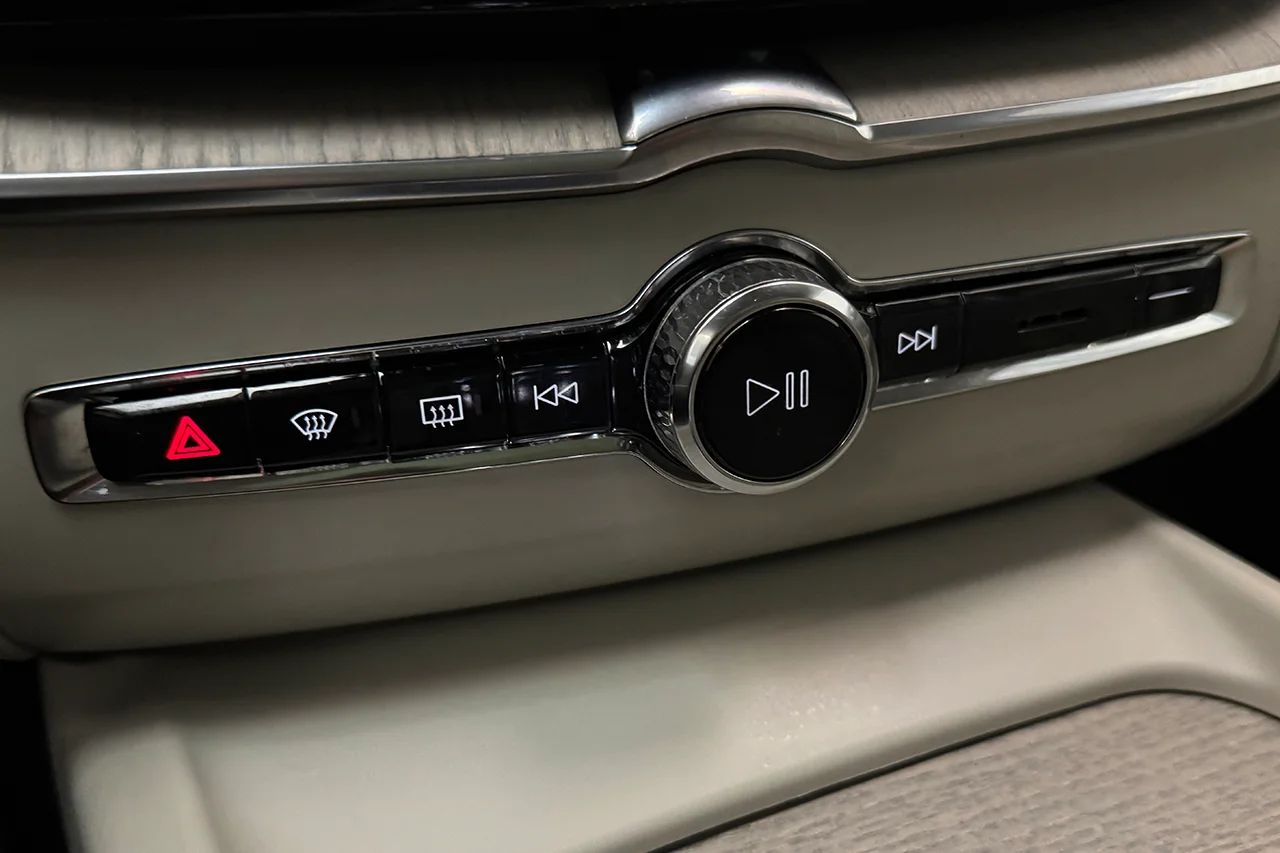 Volvo XC60 Recharge T6 AWD Inscription Drag Läder Pano HUD 360° BLIS Navi H/K – bild 32 av 37