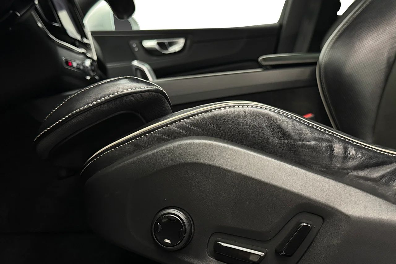Volvo XC60 T8 TwEn AWD R Design Drag Pano Navi BLIS Värmare 408hk – bild 13 av 30