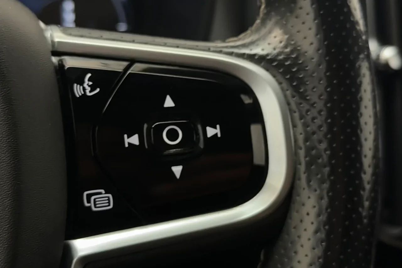 Volvo XC60 T8 TwEn AWD R Design Drag Pano Navi BLIS Värmare 408hk – bild 21 av 30