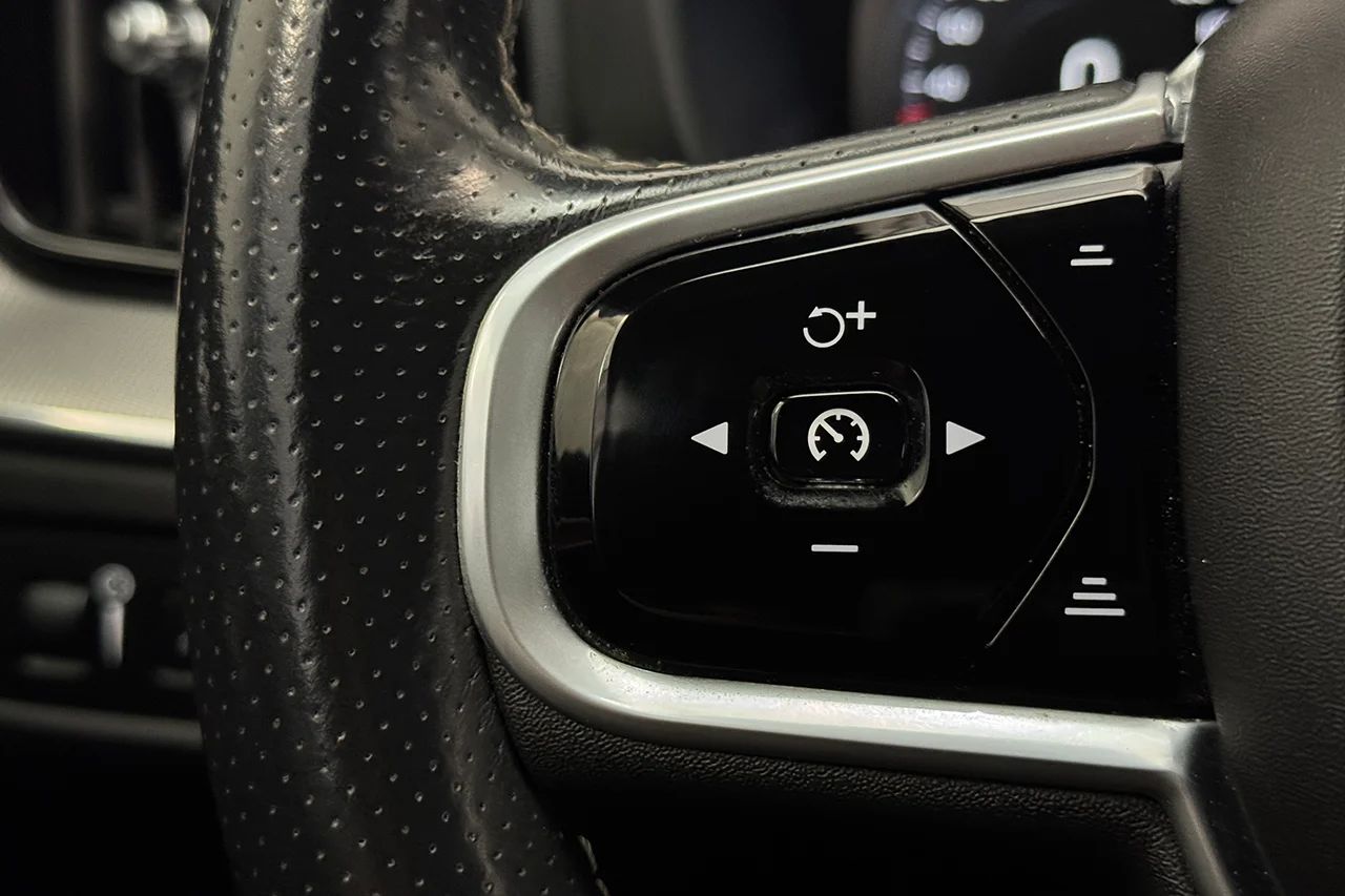 Volvo XC60 T8 TwEn AWD R Design Drag Pano Navi BLIS Värmare 408hk – bild 20 av 30