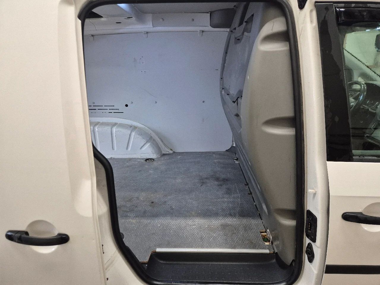 Volkswagen Caddy 2.0 TDI Aut Drag Navi Kamera Värmare MOMS 102hk – bild 6 av 9