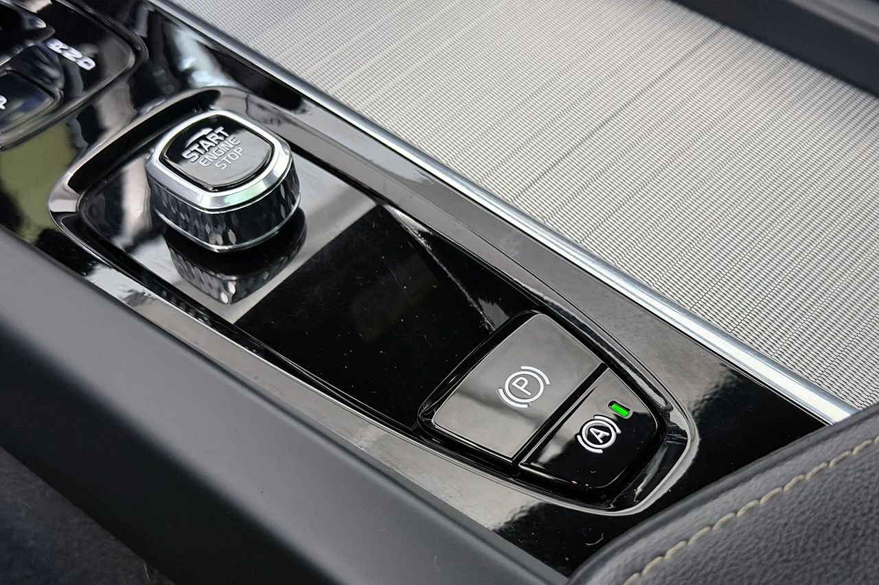Volvo XC60 T8 Plug-In AWD Ultra Black Drag Pano 360° BLIS B&W HUD 456hk – bild 34 av 37