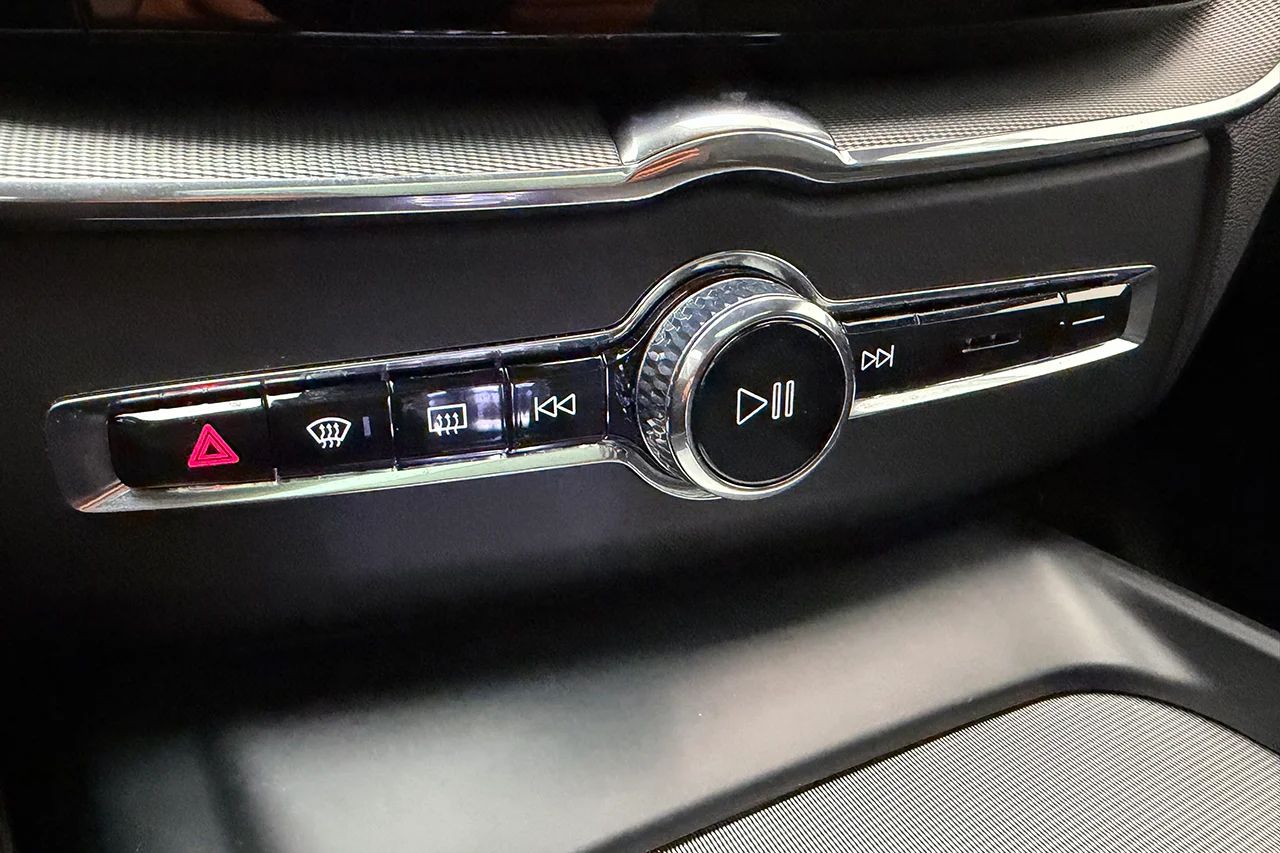 Volvo XC60 T8 Plug-In AWD Ultra Black Drag Pano 360° BLIS B&W HUD 456hk – bild 33 av 37