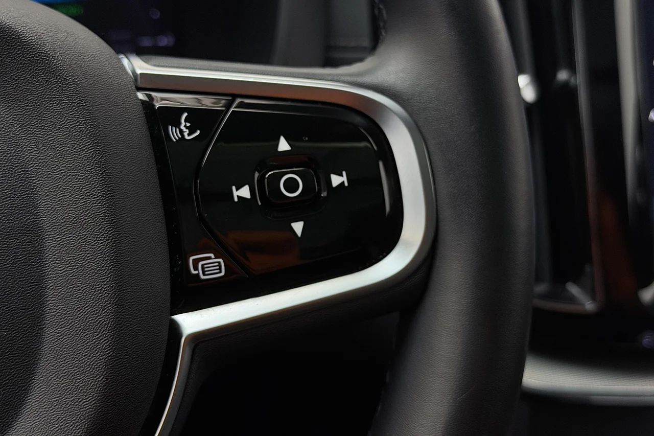 Volvo XC60 T8 Plug-In AWD Ultra Black Drag Pano 360° BLIS B&W HUD 456hk – bild 24 av 37