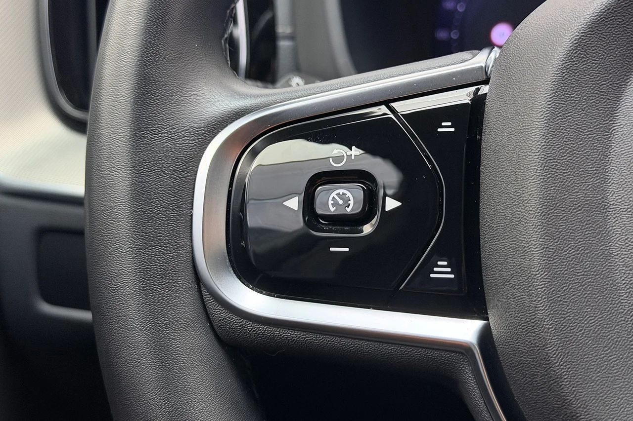 Volvo XC60 T8 Plug-In AWD Ultra Black Drag Pano 360° BLIS B&W HUD 456hk – bild 23 av 37