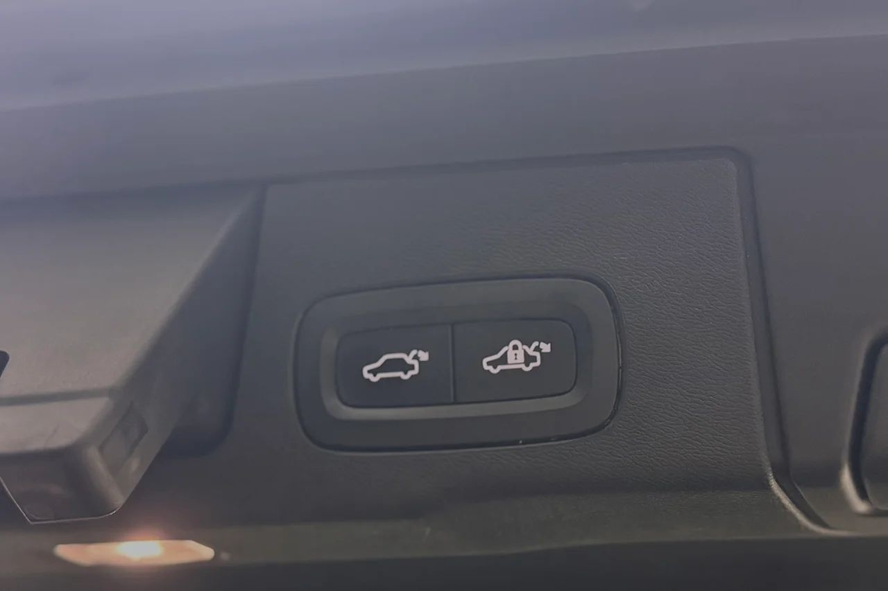 Volvo XC60 T8 Plug-In AWD Ultra Black Drag Pano 360° BLIS B&W HUD 456hk – bild 36 av 37