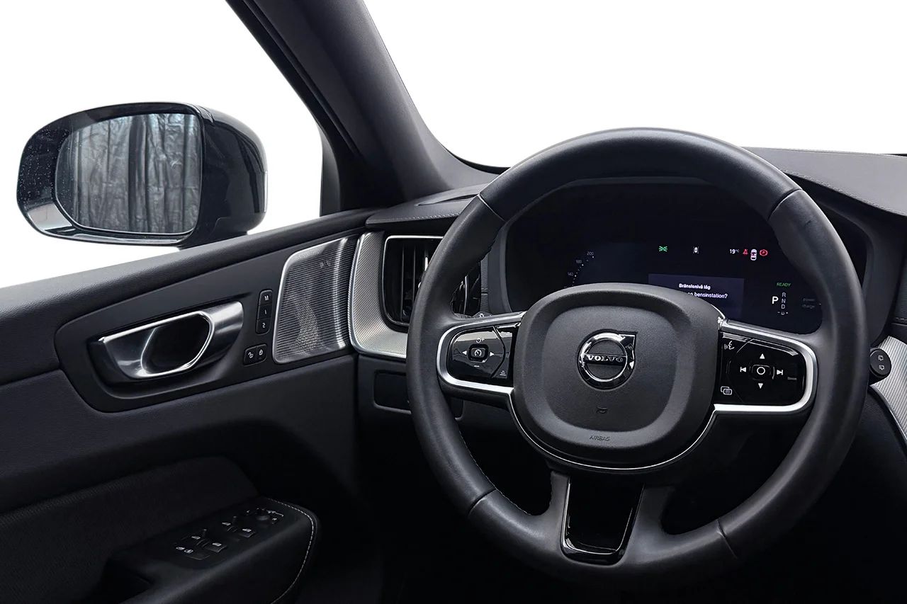 Volvo XC60 T8 Plug-In AWD Ultra Black Drag Pano 360° BLIS B&W HUD 456hk – bild 20 av 37