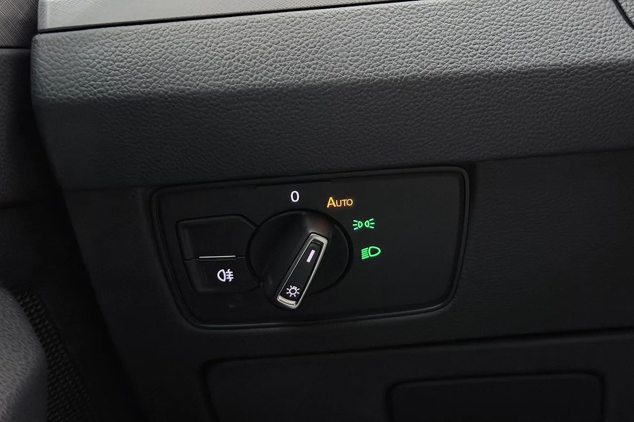 Volkswagen Passat SC 1.5 TSI Aut Drag Kamera Värmare Stolminne Keyless MOMS – bild 33 av 37