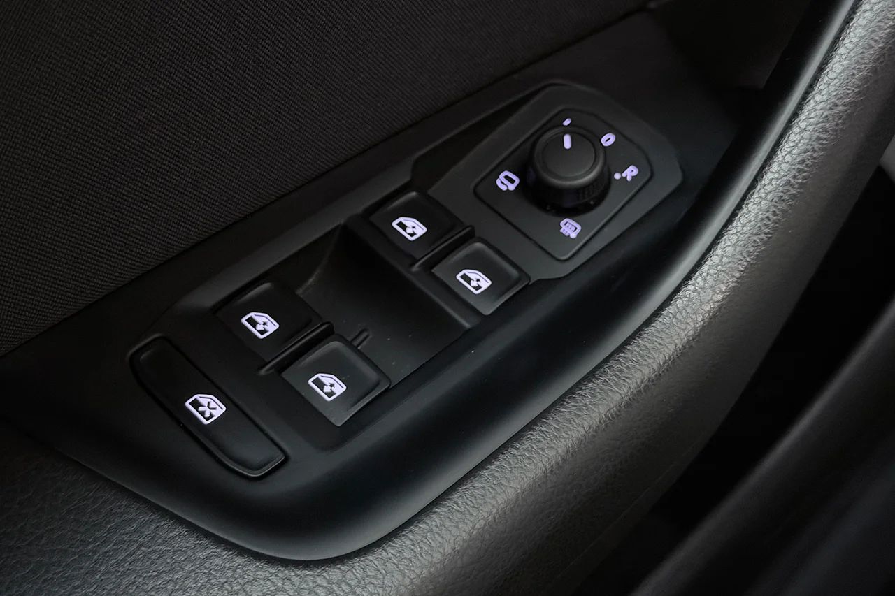 Volkswagen Passat SC 1.5 TSI Aut Drag Kamera Värmare Stolminne Keyless MOMS – bild 34 av 37