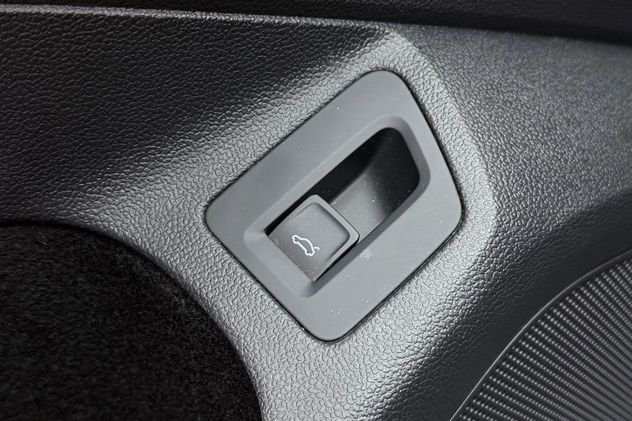 Volkswagen Passat SC 1.5 TSI Aut Drag Kamera Värmare Stolminne Keyless MOMS – bild 35 av 37