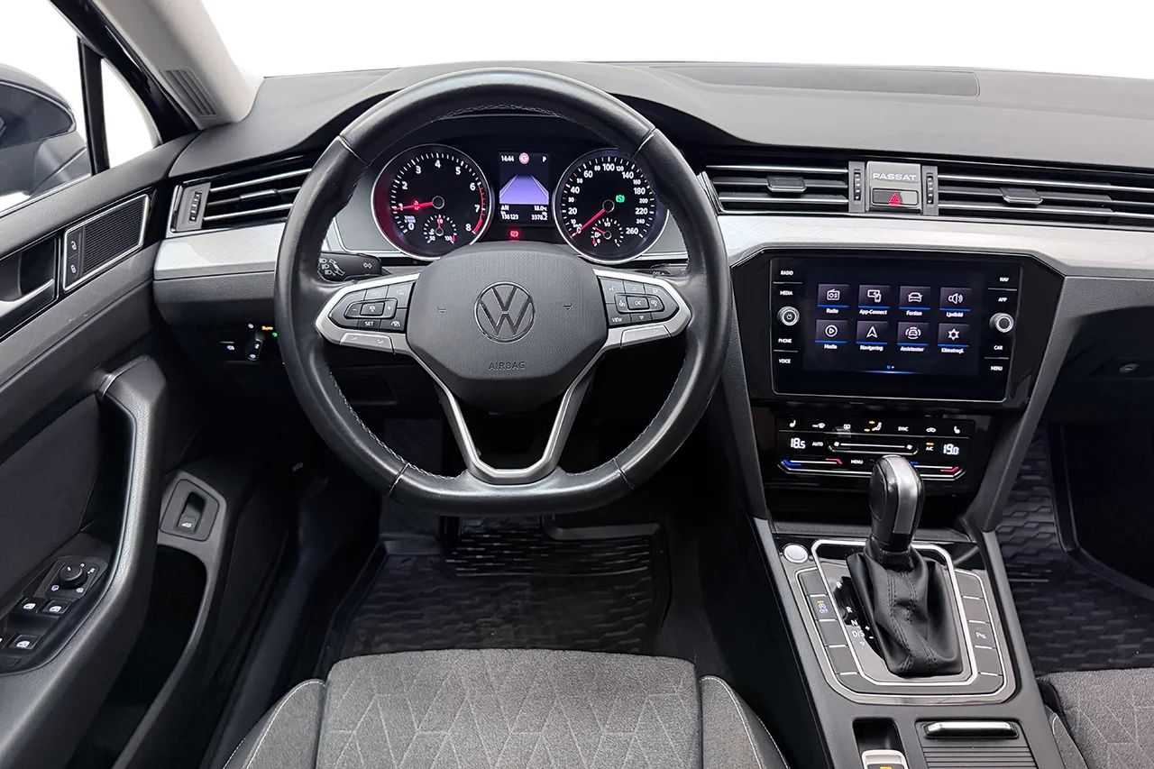 Volkswagen Passat SC 1.5 TSI Aut Drag Kamera Värmare Stolminne Keyless MOMS – bild 16 av 37