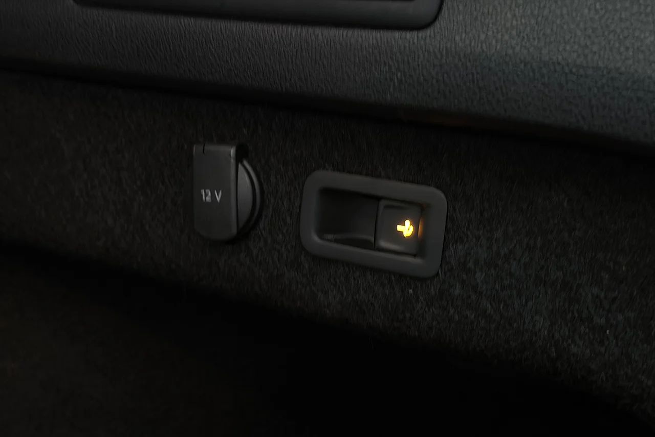 Volkswagen Passat SC 1.5 TSI Aut Drag Kamera Värmare Stolminne Keyless MOMS – bild 37 av 37
