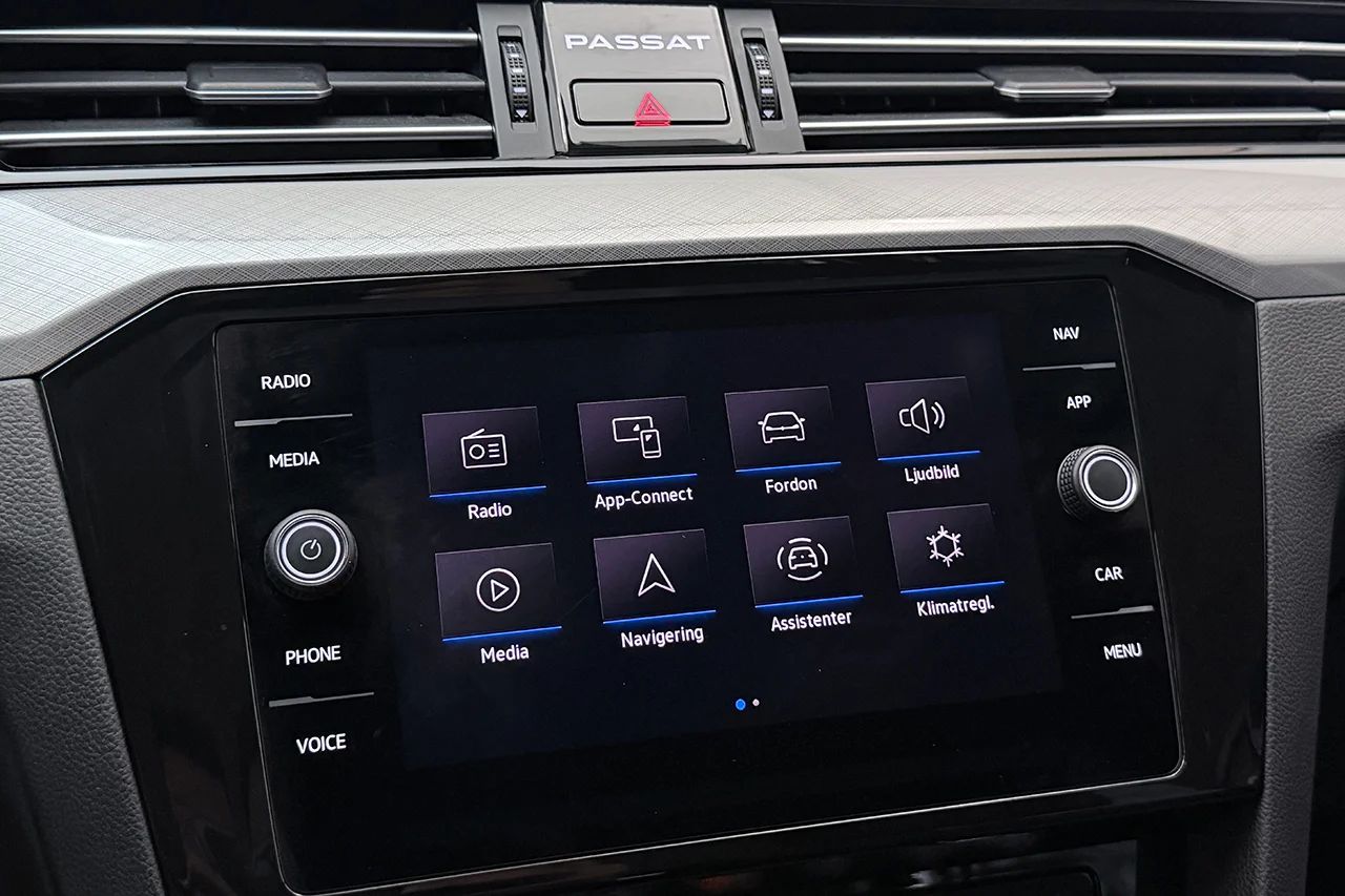 Volkswagen Passat SC 1.5 TSI Aut Drag Kamera Värmare Stolminne Keyless MOMS – bild 26 av 37