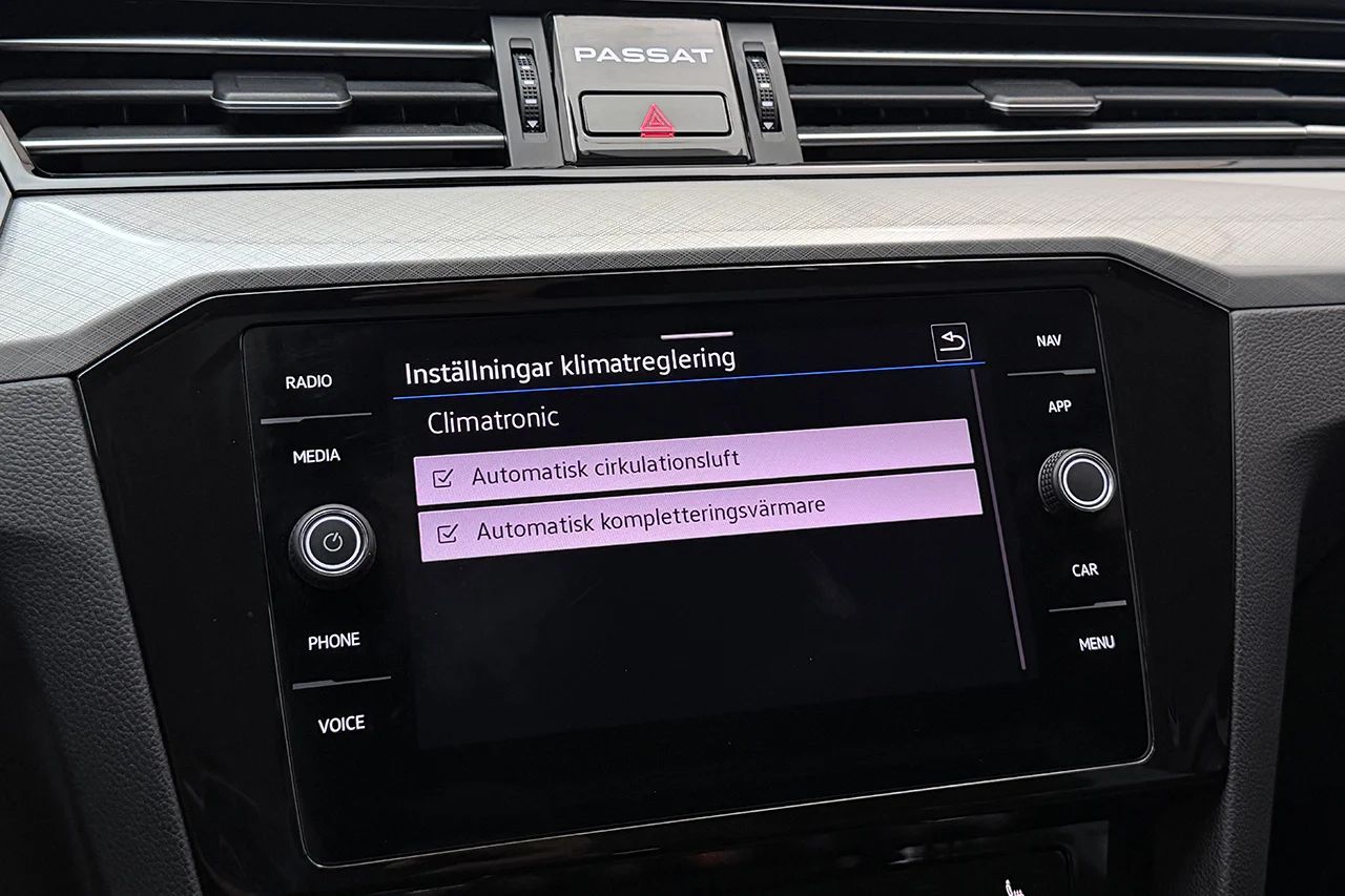 Volkswagen Passat SC 1.5 TSI Aut Drag Kamera Värmare Stolminne Keyless MOMS – bild 25 av 37