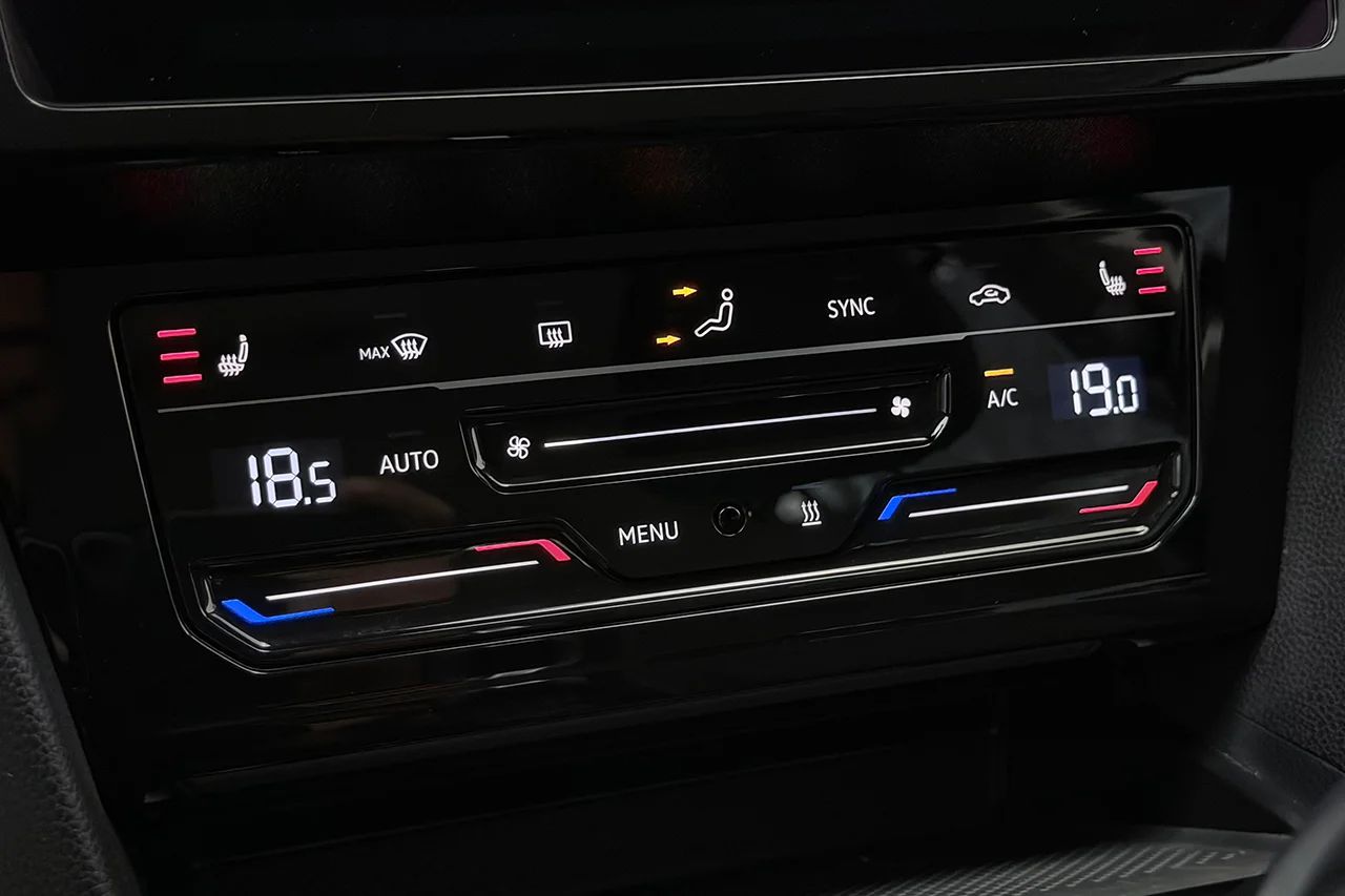 Volkswagen Passat SC 1.5 TSI Aut Drag Kamera Värmare Stolminne Keyless MOMS – bild 28 av 37