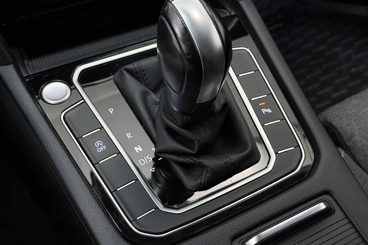 Volkswagen Passat SC 1.5 TSI Aut Drag Kamera Värmare Stolminne Keyless MOMS – bild 29 av 37