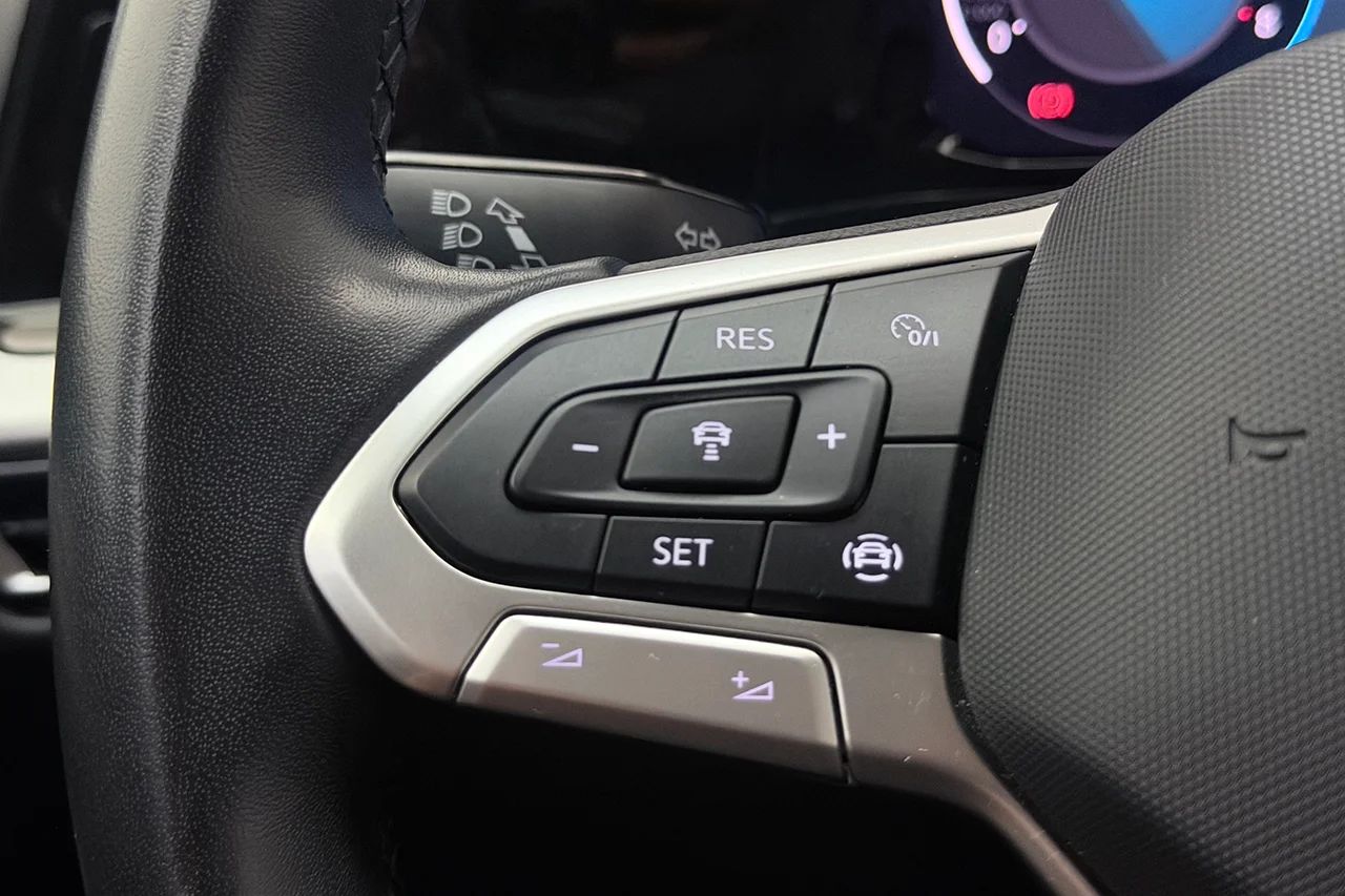 Volkswagen Golf SC 1.5 TSI Dubbelkommando Cockpit Filassistans P-Sensorer MOMS 150hk – bild 19 av 34