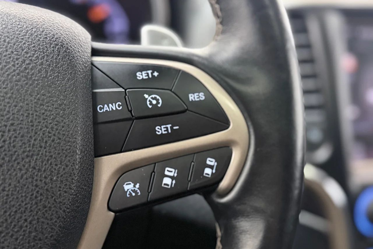 Jeep Grand Cherokee 3.0 V6 CRD 4WD Overland Drag Pano Navi Kamera Läder Stolminne 250hk – bild 25 av 40